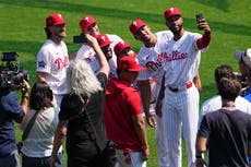 Estrellas del béisbol rechazan el tope salarial de MLB, pero dicen que hay tiempo para un acuerdo