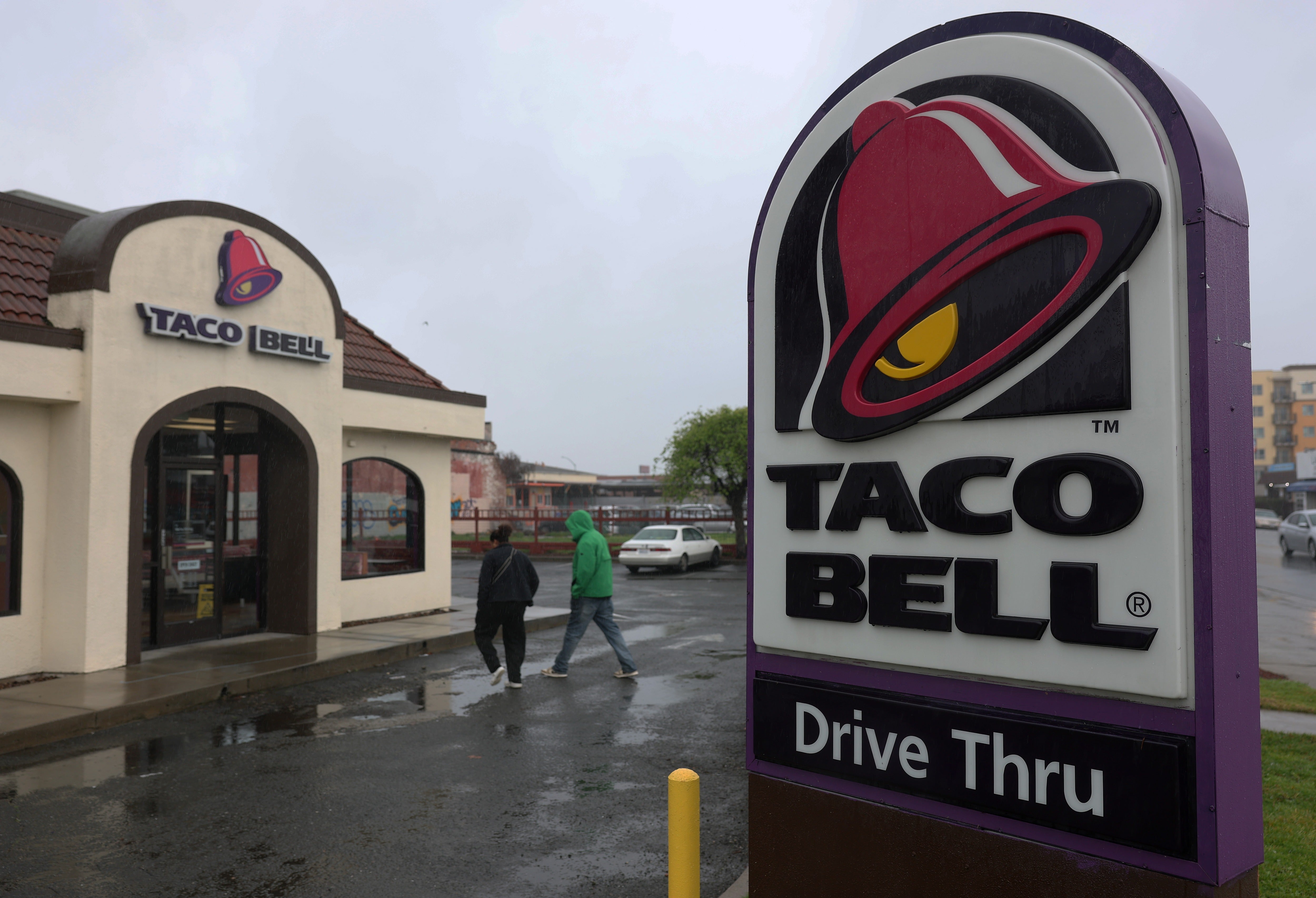 Las autoridades investigan si Taco Bell tuvo algo que ver con el brote de un parásito que provoca “diarrea explosiva”, según un nuevo informe. Aunque se está investigando a Taco Bell, aún no se identificó a ningún proveedor concreto de productos frescos ni ningún tipo específico de producto como origen del brote a nivel nacional