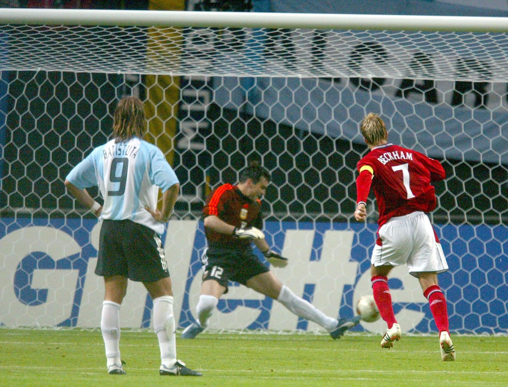 David Beckham encontró una pequeña revancha al marcar de penal ante Argentina en el Mundial de 2002, disputado en Sapporo