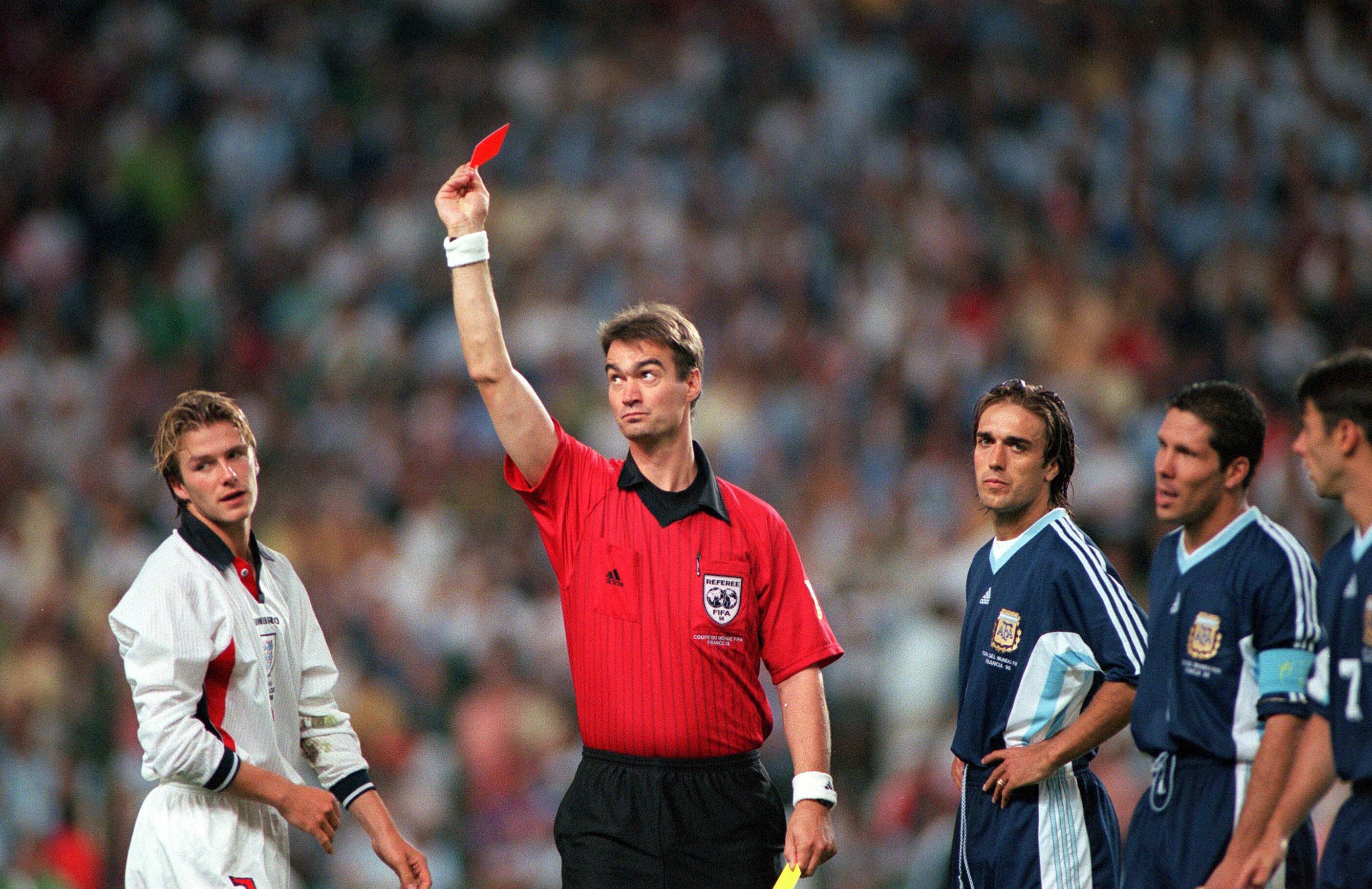 David Beckham fue expulsado con tarjeta roja directa en una de las jugadas más recordadas del partido