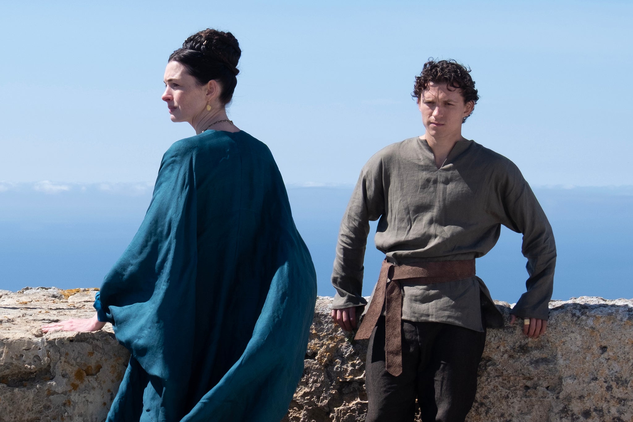 Madre e hijo: Anne Hathaway y Tom Holland en ‘La Odisea’