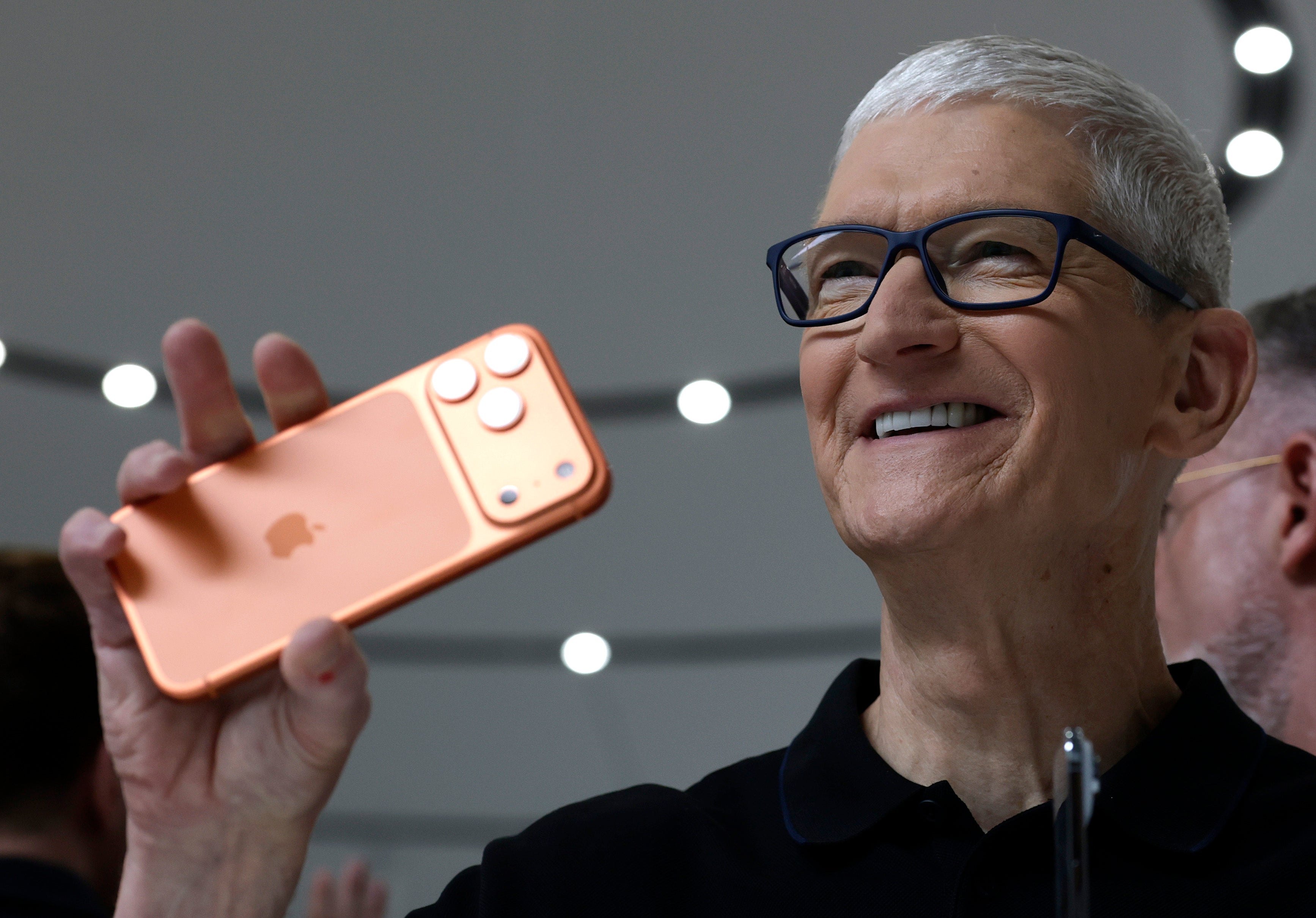 Tim Cook, director ejecutivo de Apple, muestra el iPhone 17 Pro en la sede de la compañía en Cupertino, California, EE. UU., en septiembre de 2025