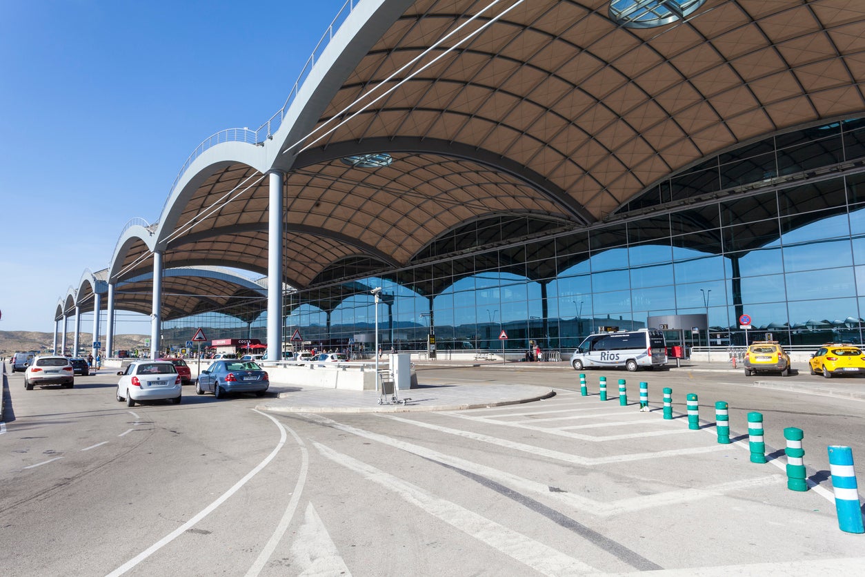 <p>El aeropuerto de Alicante recibió a más de 1,6 millones de pasajeros en marzo de 2026</p>