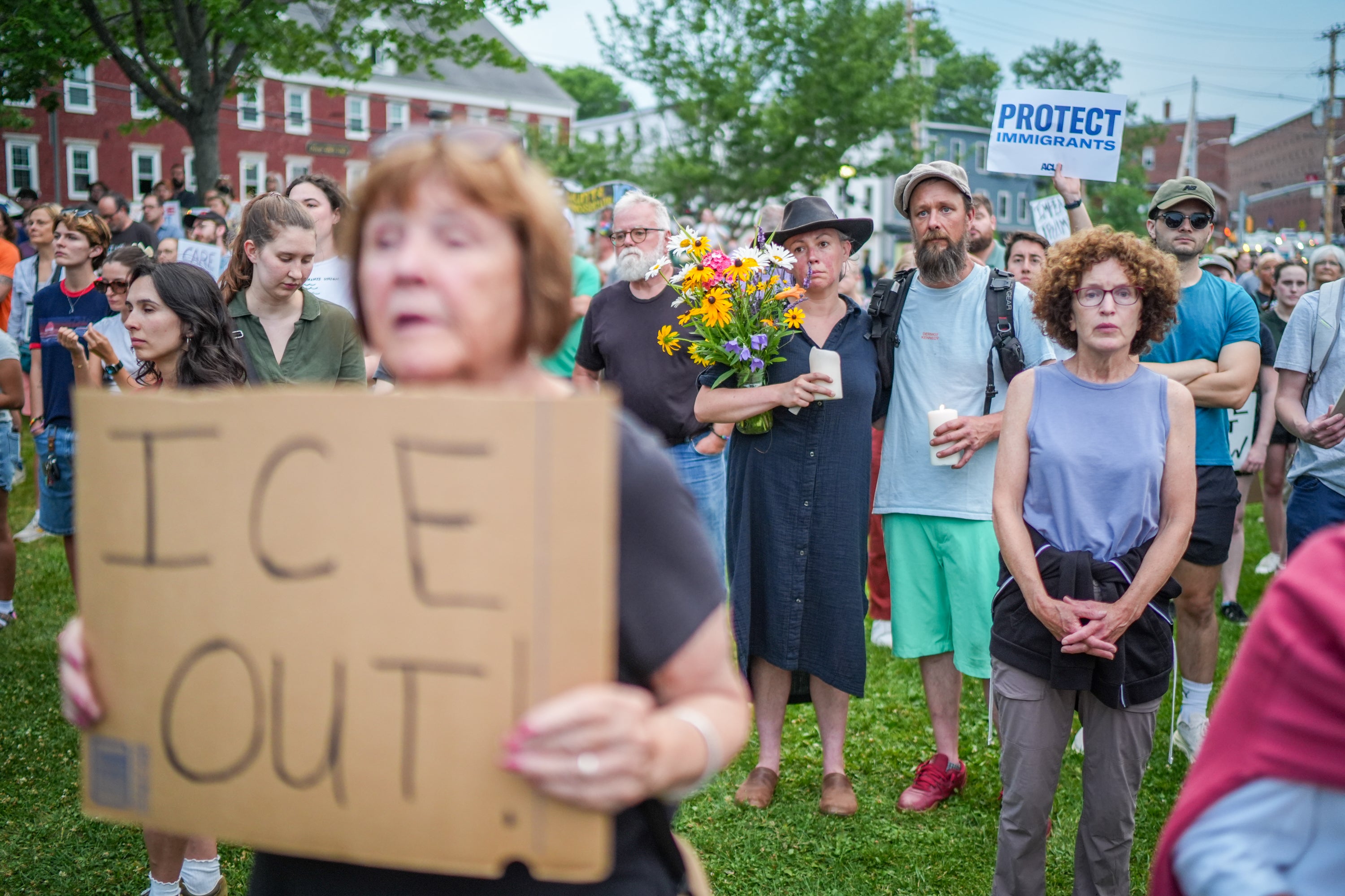 Manifestantes en Biddeford, Maine, exhibieron carteles contra el ICE y corearon "¡Fuera ICE!" la noche del lunes, horas después de que agentes federales mataran a tiros a un hombre de 26 años