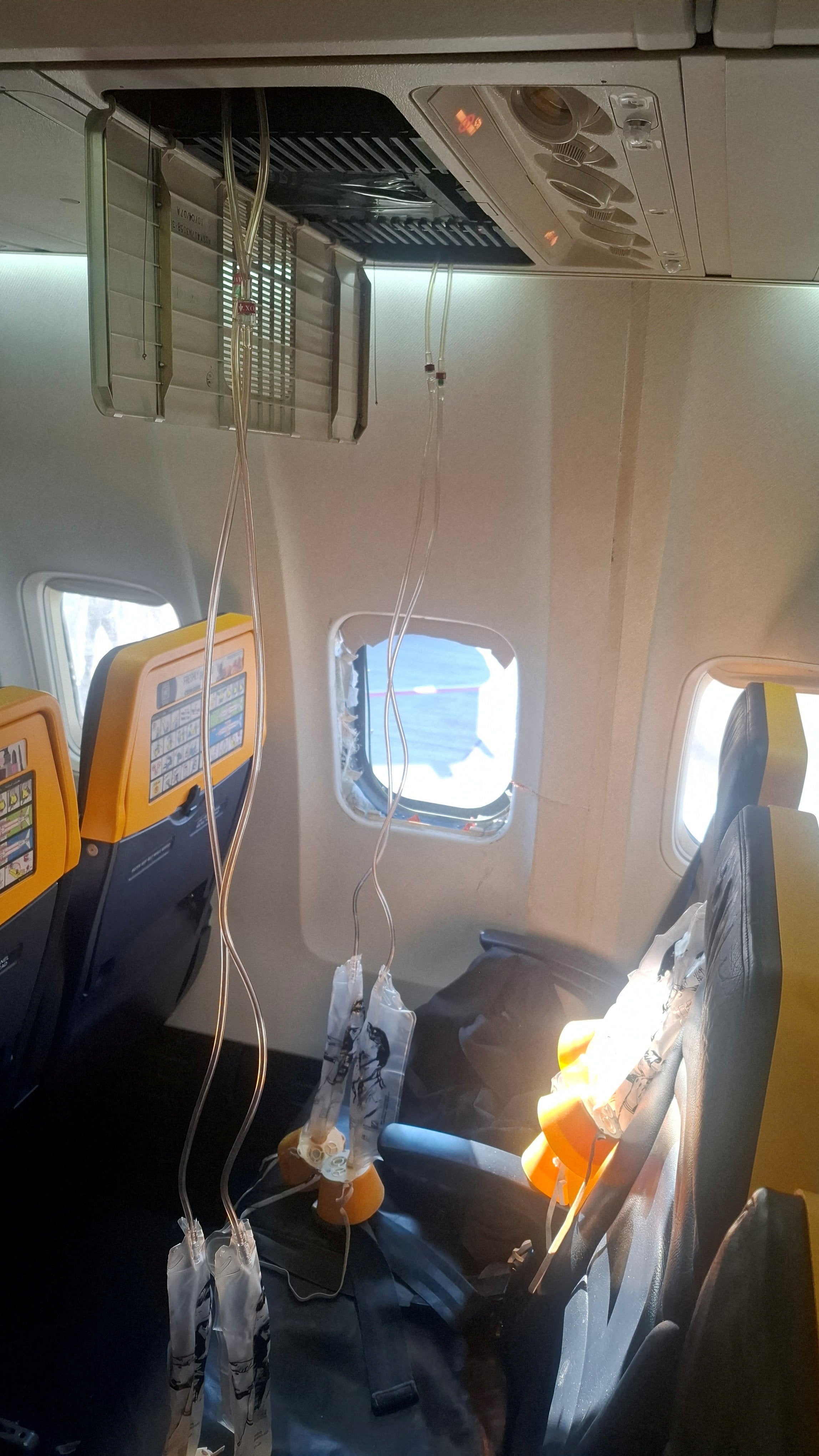La ventana rota tal y como se veía tras el aterrizaje de emergencia del viernes