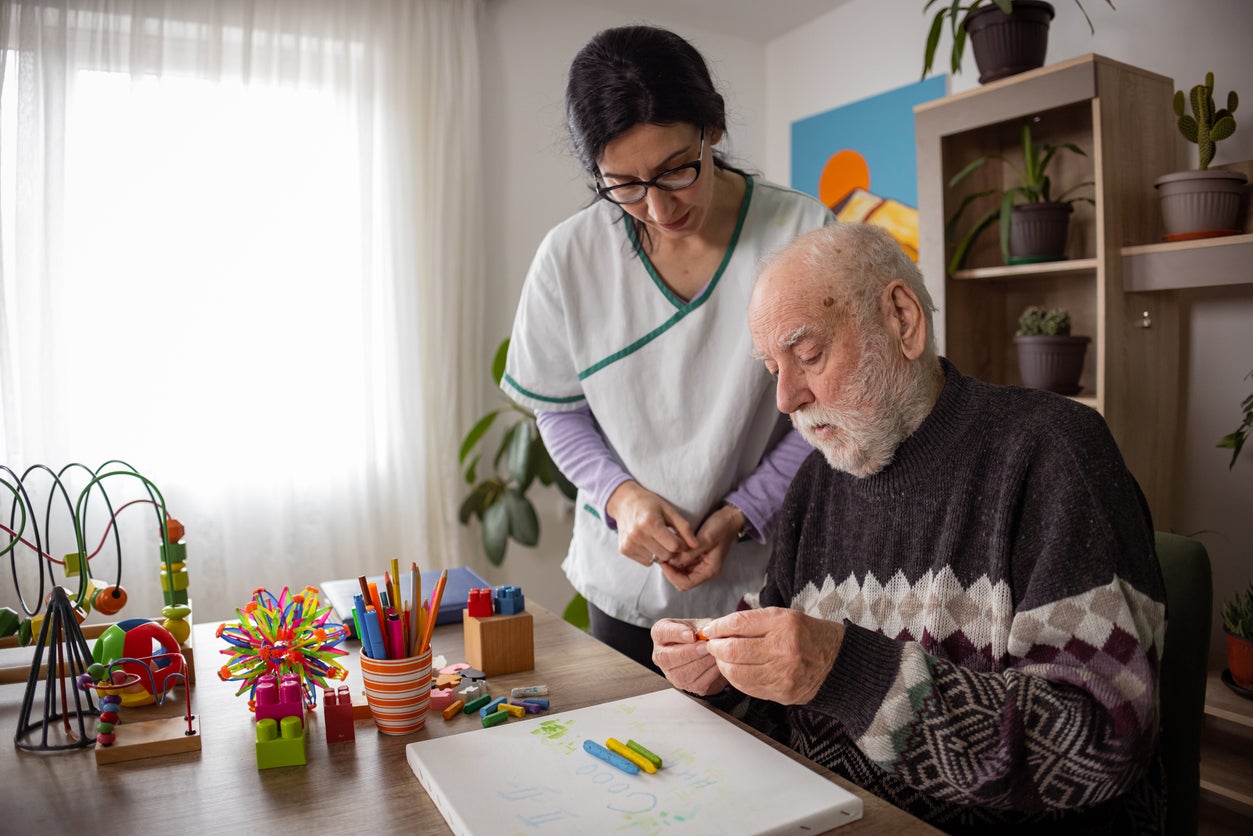 Tres cosas que puedes hacer en la mediana edad para “retrasar la demencia”