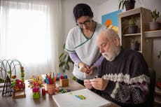 Tres cosas que puedes hacer en la mediana edad para “retrasar la demencia”