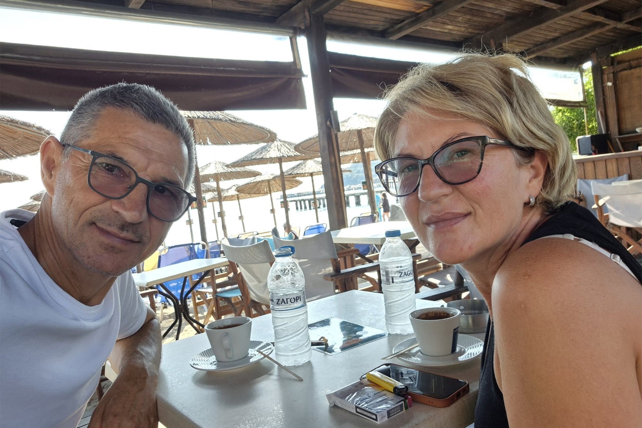 Ljubisa Karović (izquierda) fue sacado por la ventana y su mujer, Svetlana Grković (derecha), tuvo que sujetarlo, según contó ella