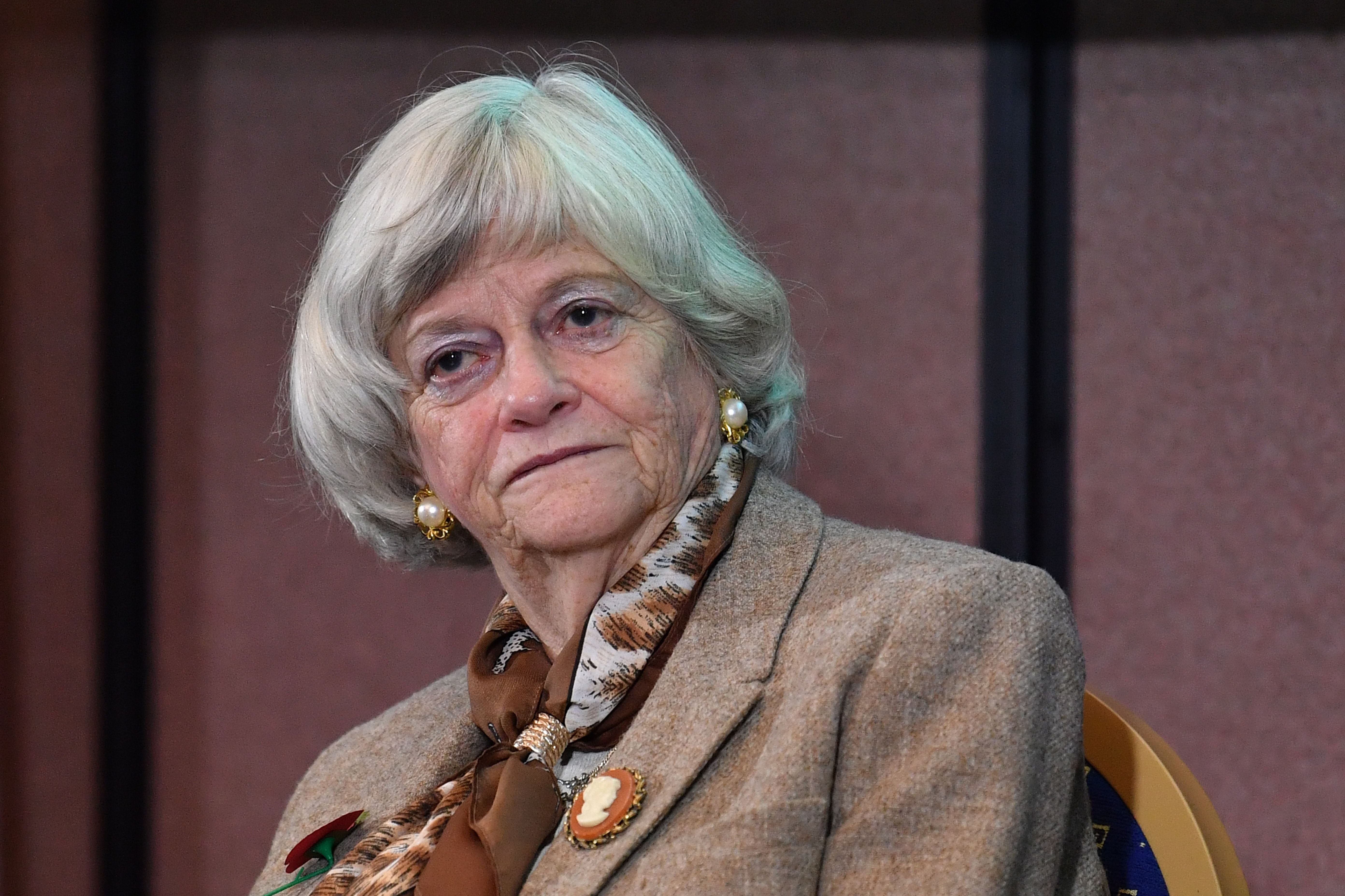 Exministra británica Ann Widdecombe recibió 21 golpes con un martillo, revela juicio