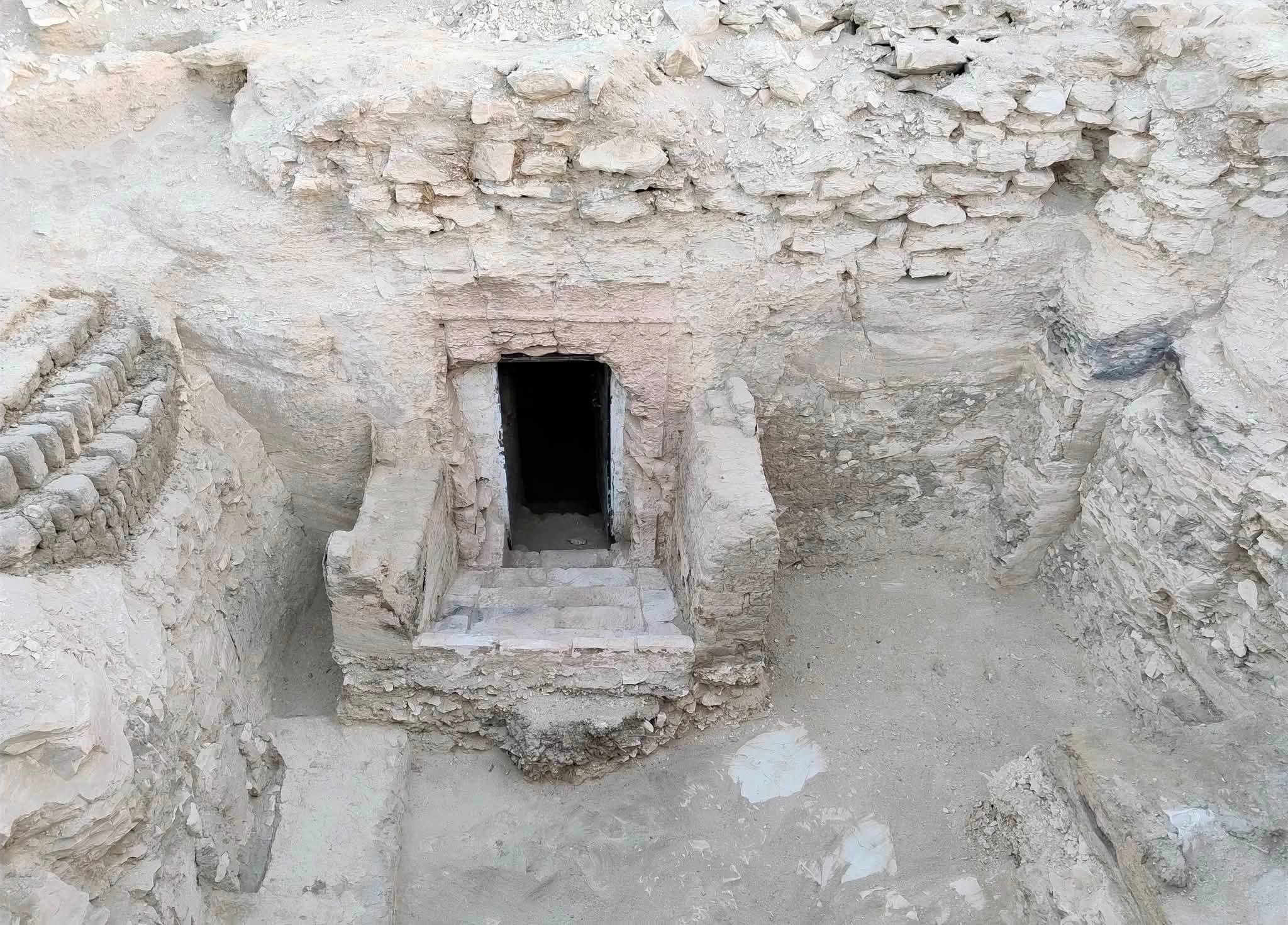 Se descubrió una escalera rodeada de rampas que conduce a un cementerio