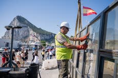 Gibraltar inicia una nueva era con el retiro de la valla fronteriza con España