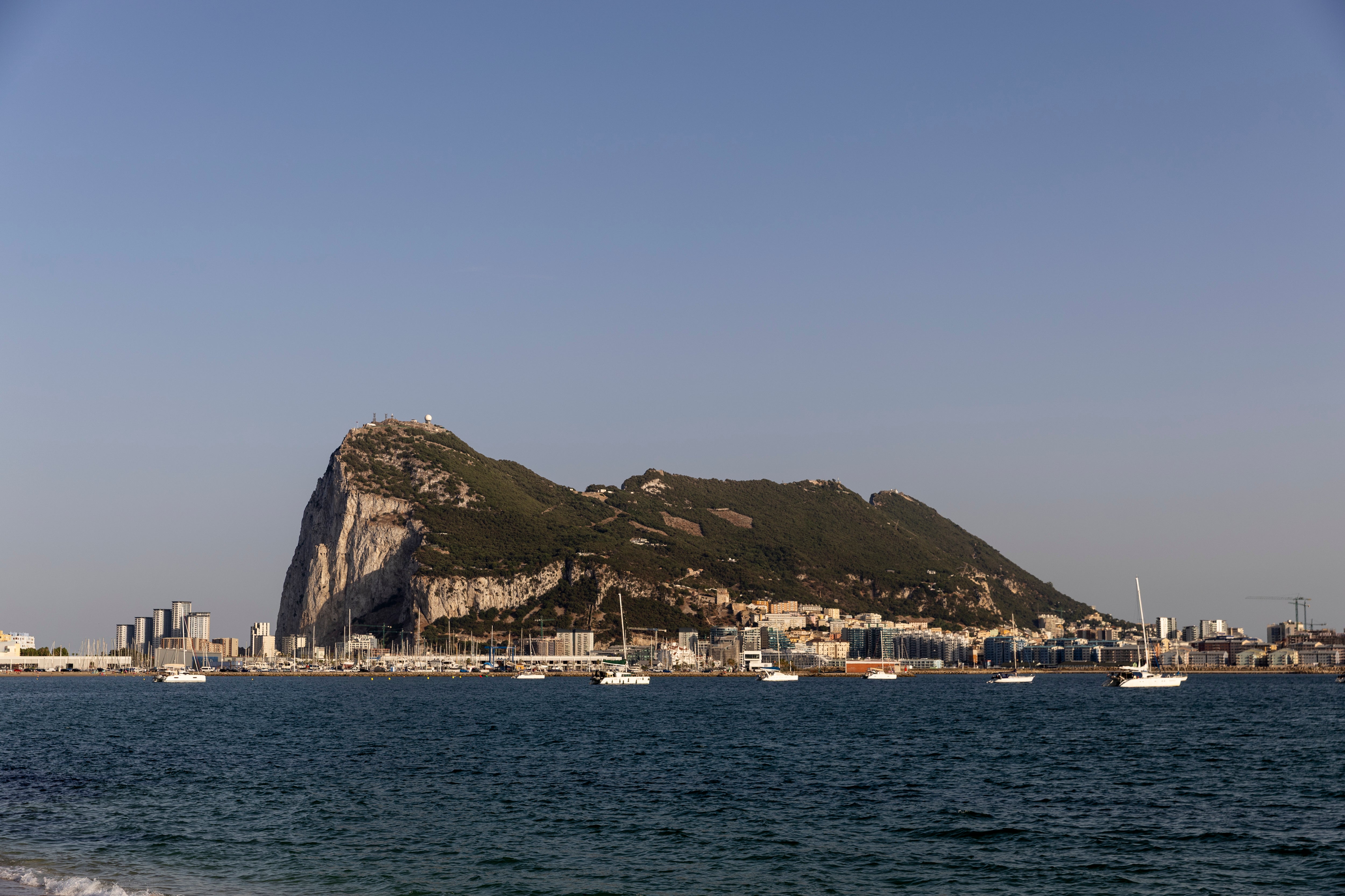 El Peñón de Gibraltar se alza ante la entrada en vigor del nuevo acuerdo fronterizo entre España y Gibraltar el 14 de julio de 2026 en La Línea de la Concepción, España