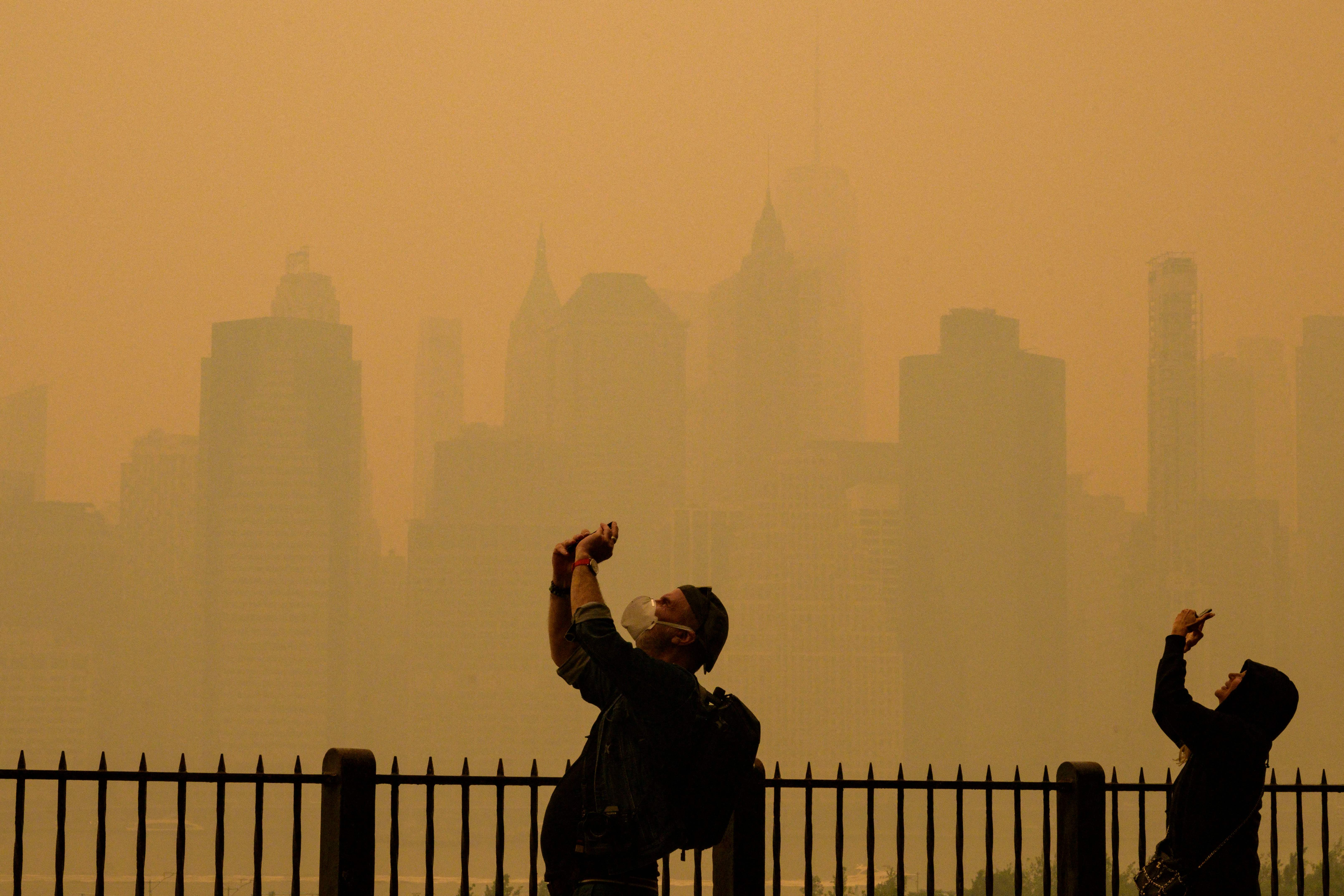 No se prevé que la ciudad de Nueva York vuelva a tener los cielos anaranjados de junio de 2023, que se ven en la imagen, pero aún así debería prepararse para cielos brumosos y una calidad del aire perjudicial para la salud