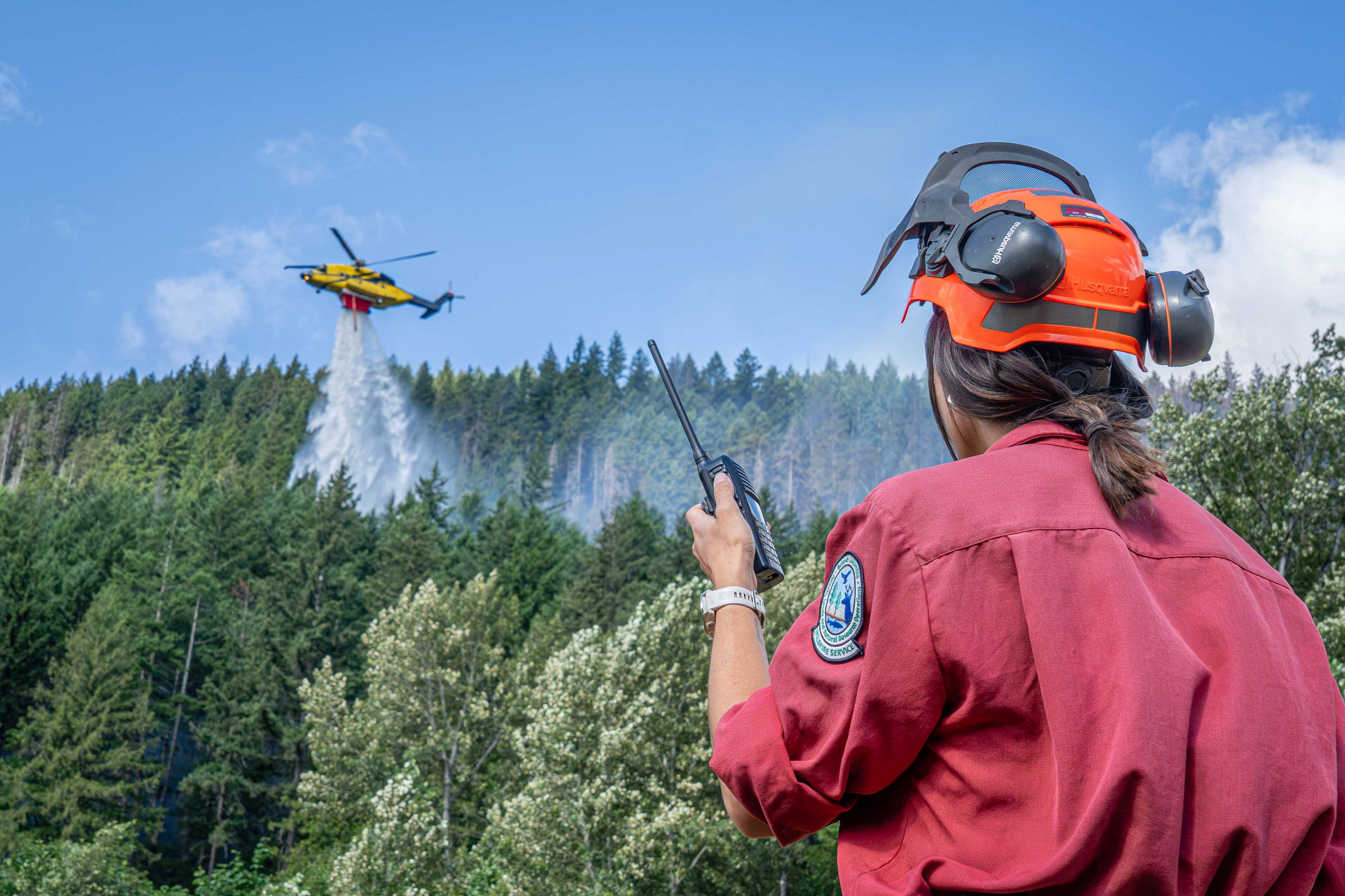 El miércoles había más de 830 incendios forestales activos en todo Canadá, y el denso humo procedente de los principales incendios de Ontario se extendía hacia Estados Unidos. En la imagen, el incendio forestal ‘Brunswick Complex’, cerca de North Bend, en Columbia Británica, el domingo