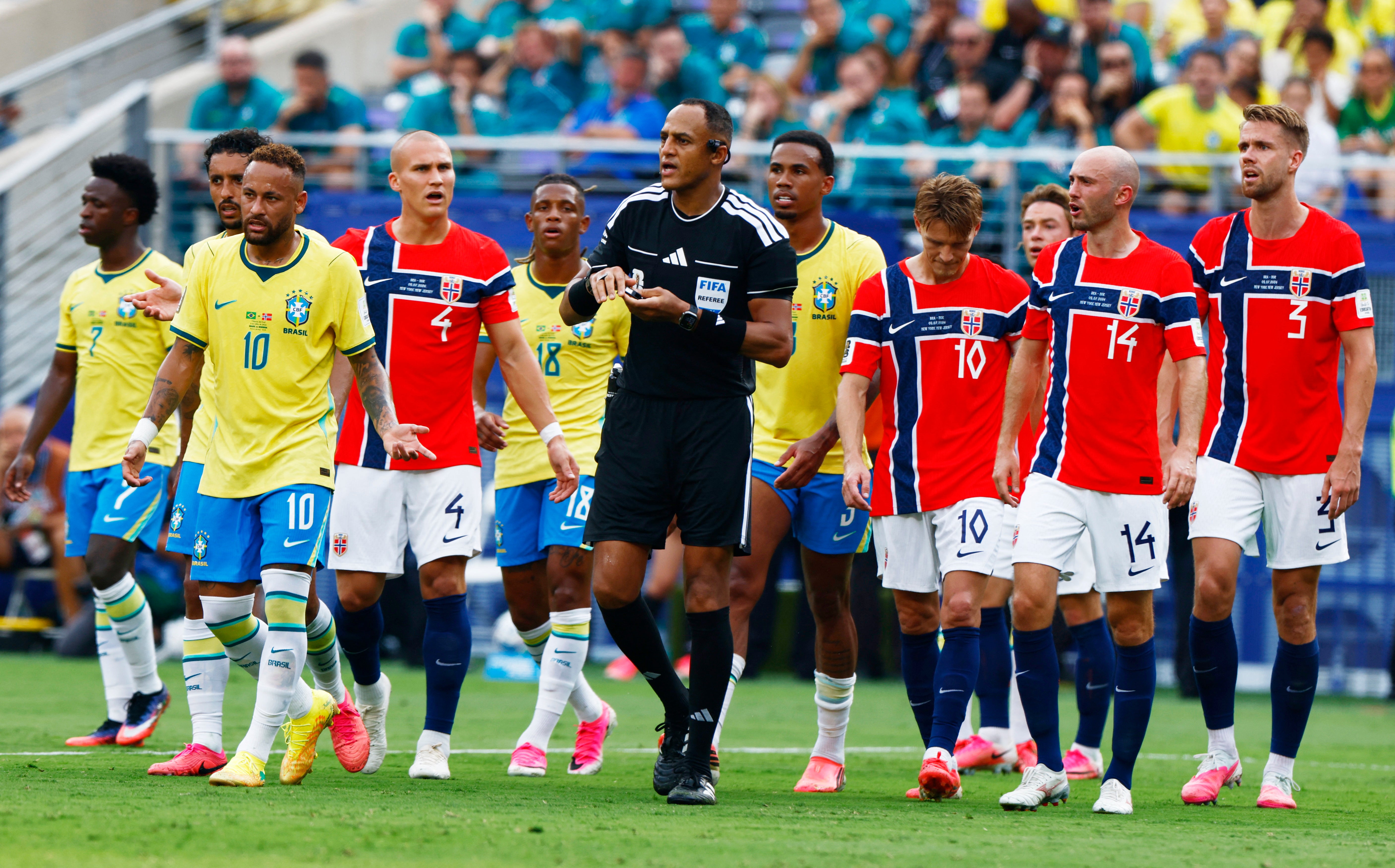 El árbitro Ismail Elfath dirigió la victoria de Noruega sobre Brasil en los octavos de final
