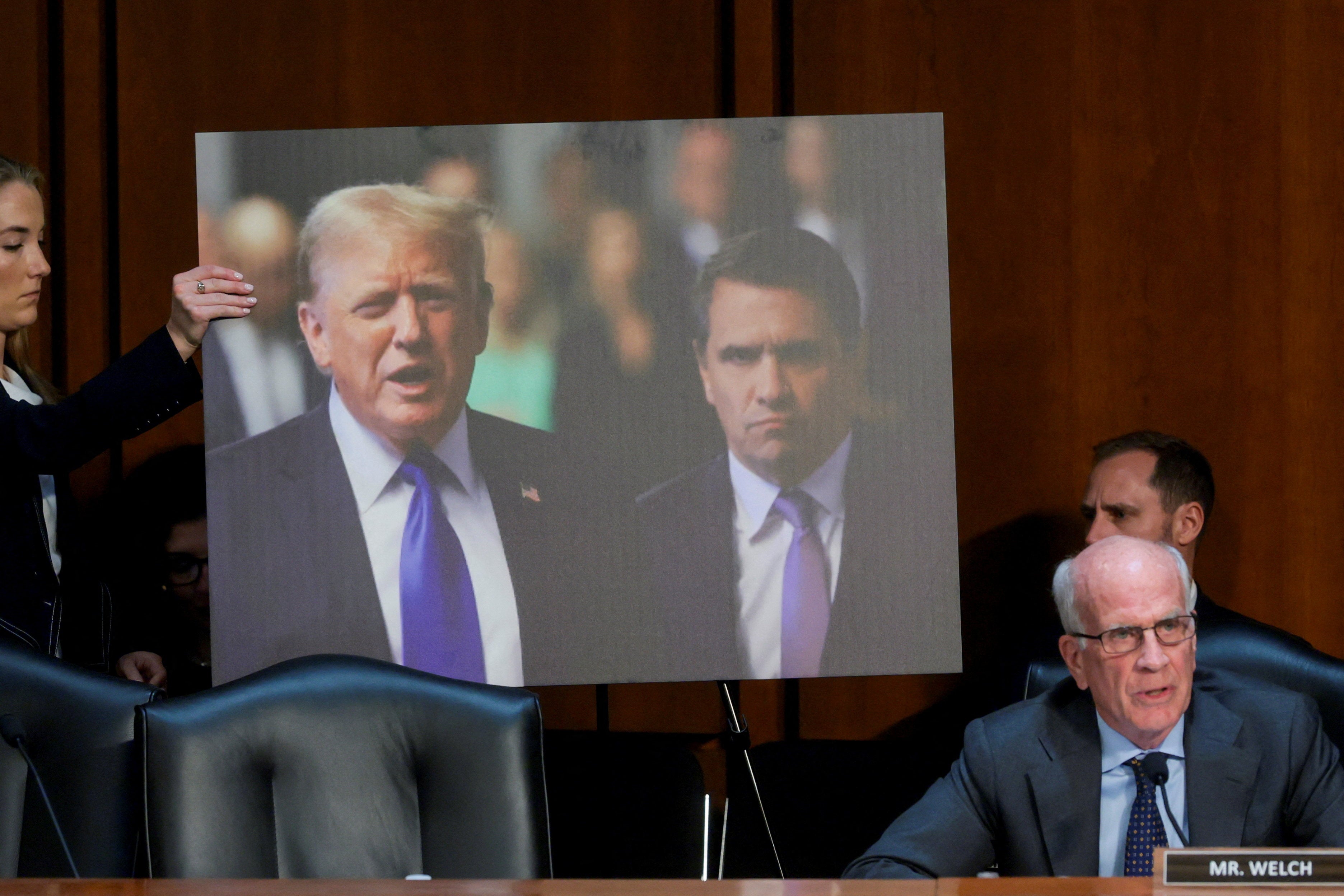 Durante la audiencia, los senadores mostraron una imagen de Trump y de su antiguo abogado personal, Todd Blanche, a quien ahora pretende nombrar fiscal general