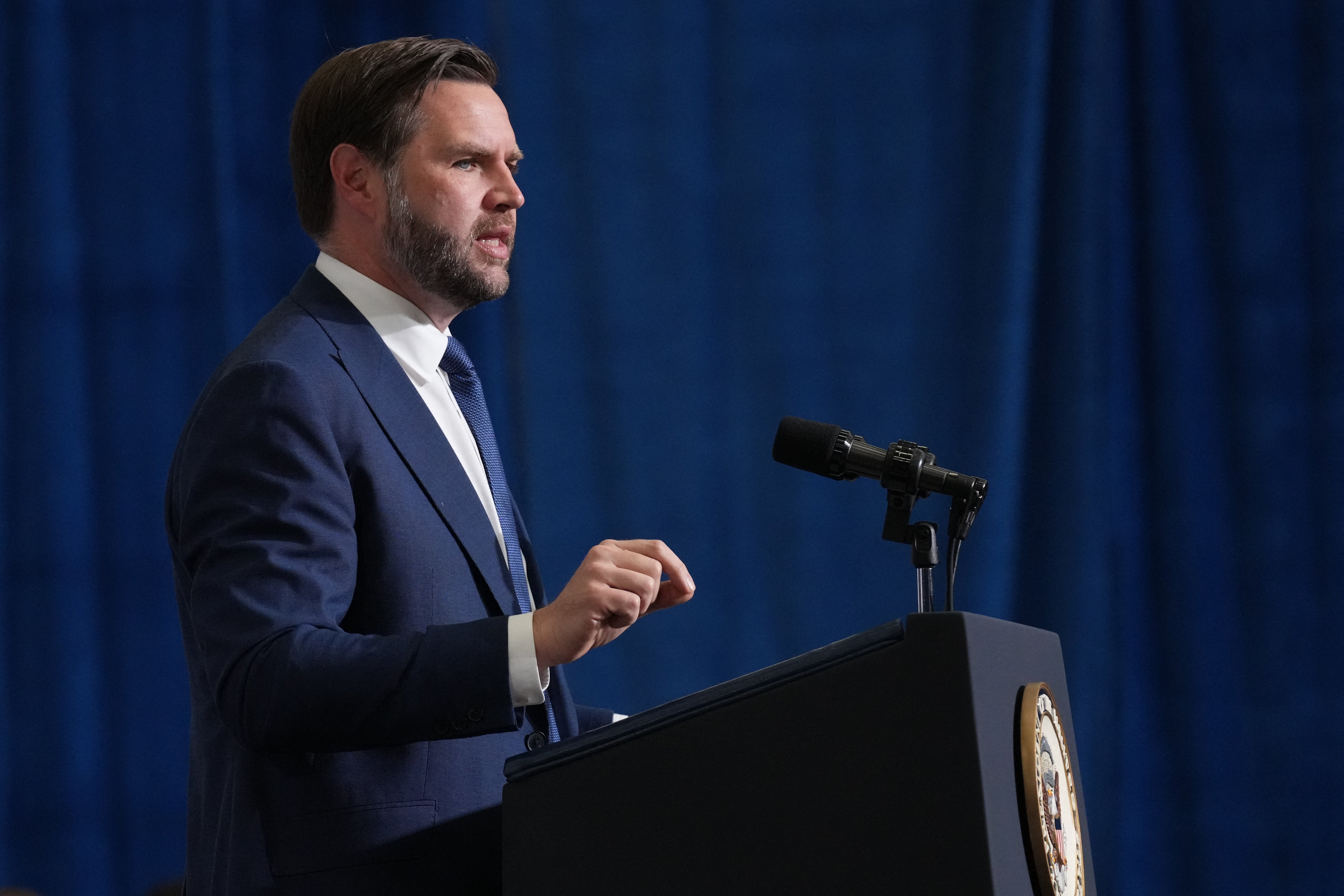 <p>El vicepresidente J. D. Vance afirmó en un reciente pódcast que el gobierno de Donald Trump fue "culpable" de manejar de forma inadecuada la divulgación de los archivos de Jeffrey Epstein, una inusual admisión frente a las críticas por el proceso</p>