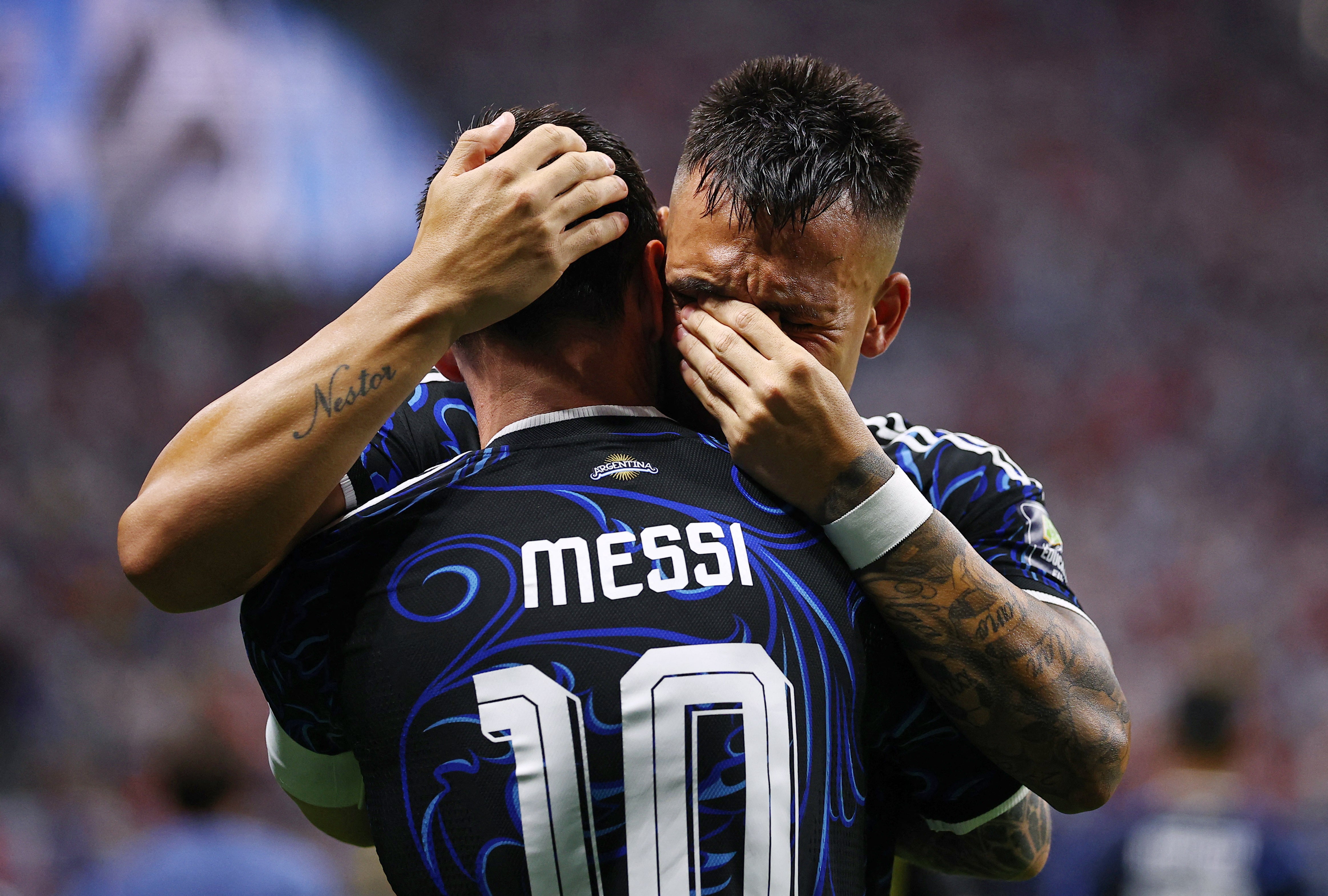 Lautaro Martínez celebra el segundo gol de la selección argentina con Lionel Messi