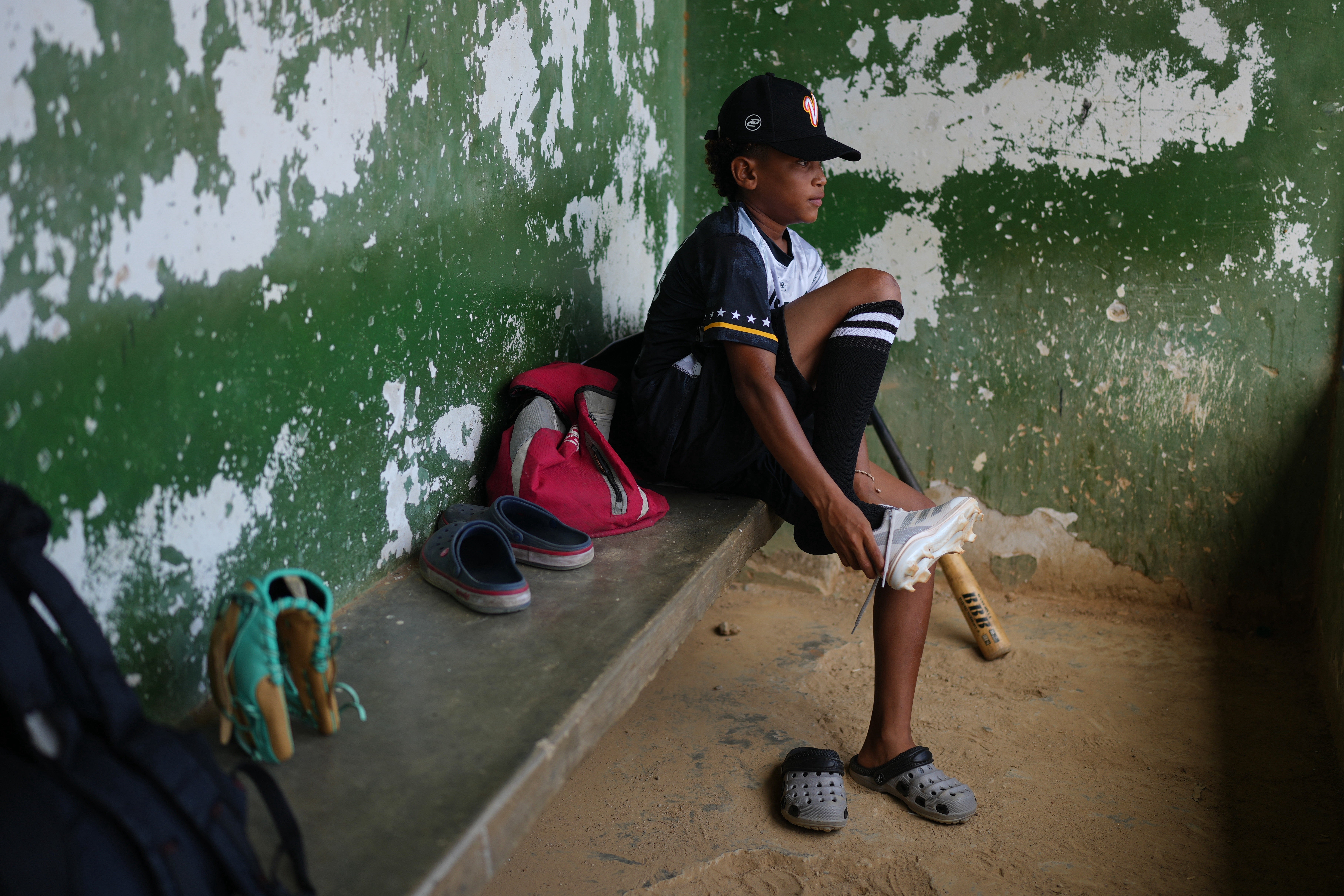 Joven promesa del béisbol entrena entre lágrimas tras sismos en Venezuela