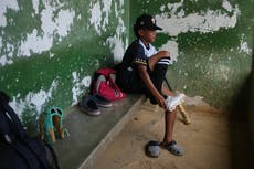 Joven promesa del béisbol entrena entre lágrimas tras sismos en Venezuela