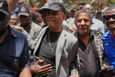 Expresidente de Haití Michel Martelly regresa al país en medio de la ovación de algunos