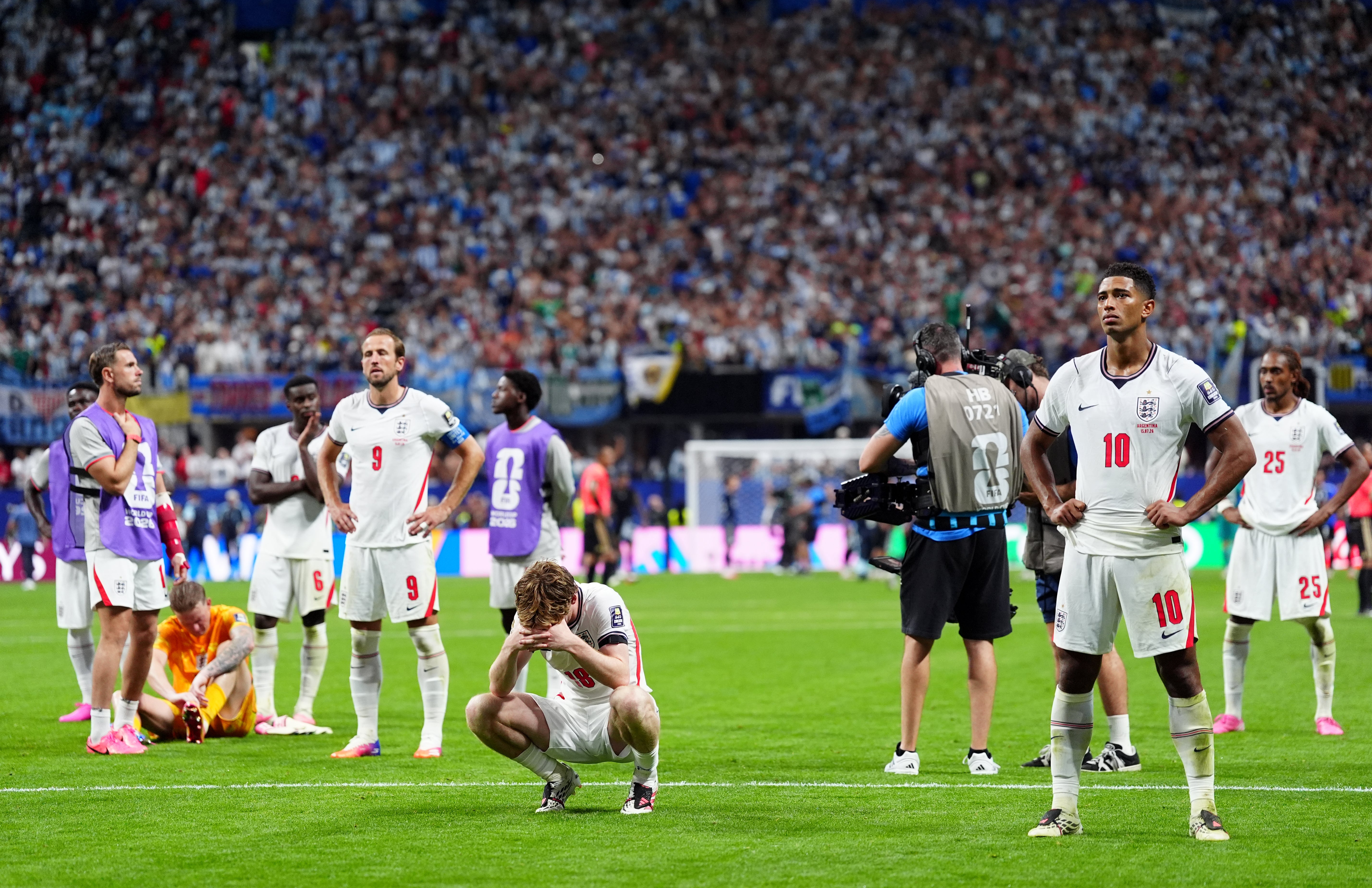 Anthony Gordon, de Inglaterra (en el centro), se muestra abatido tras el partido de semifinales de la Copa Mundial de la FIFA 2026 en el estadio de Atlanta