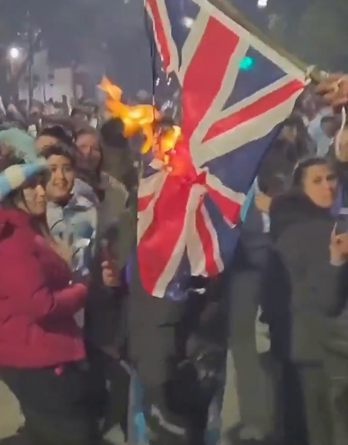 Los aficionados argentinos queman la bandera británica antes del partido
