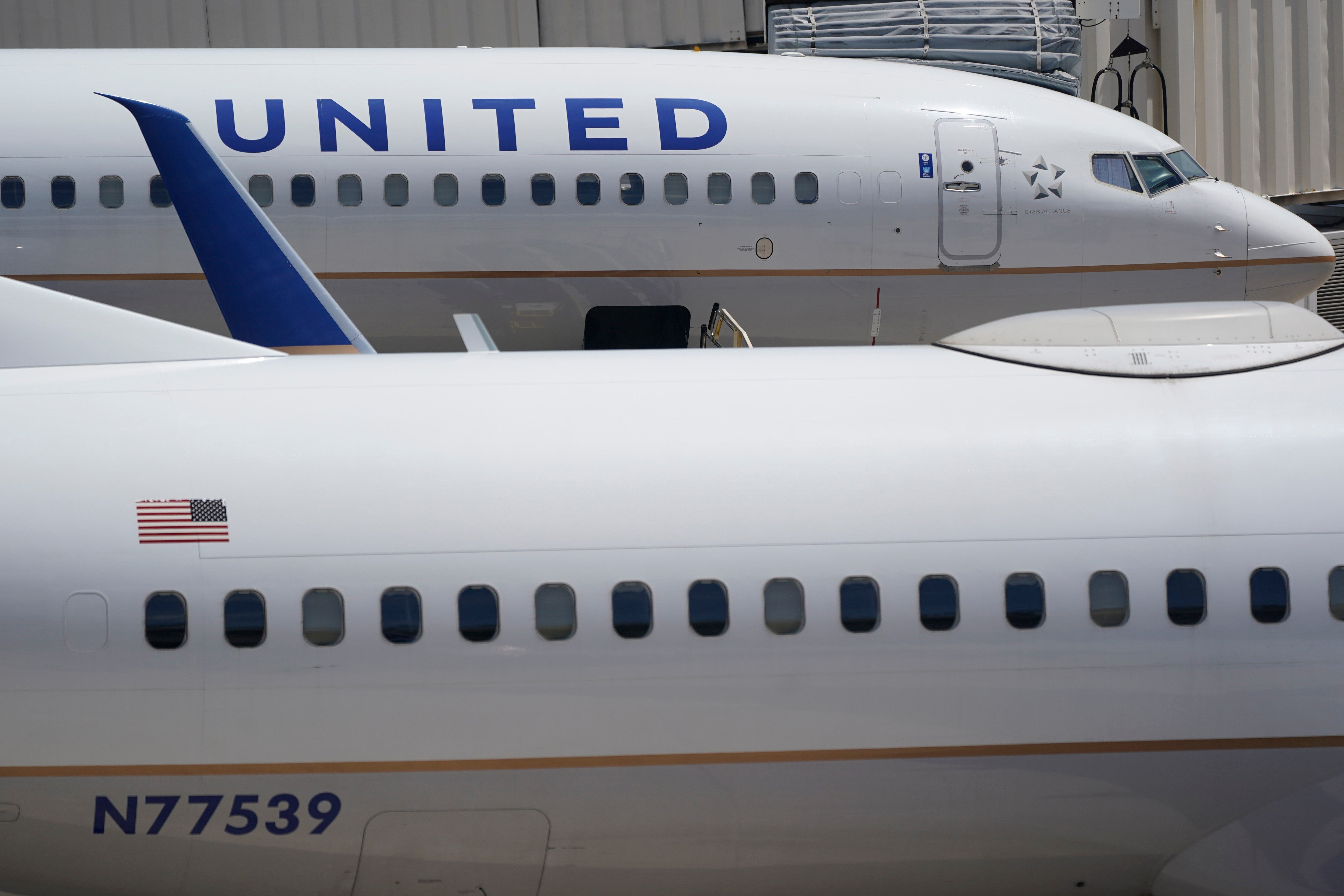 UNITED AIRLINES-ASIENTO CENTRAL VACÍO