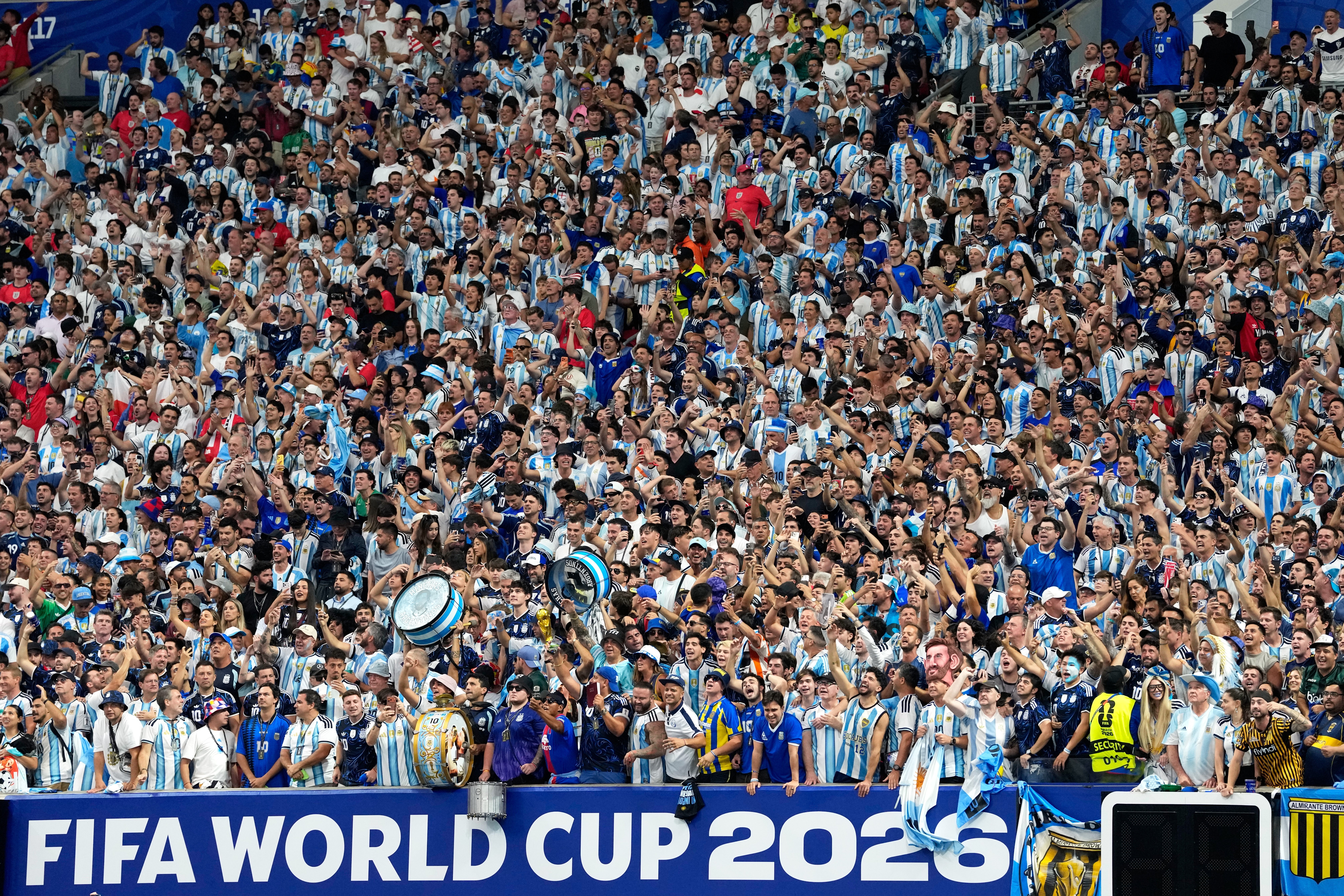 Bulliciosos hinchas hacen que Argentina se sienta como en casa en semifinal mundialista en Atlanta