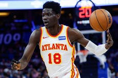 Los Hawks temen un arranque sin Mouhamed Gueye tras cirugía por fractura en el pie