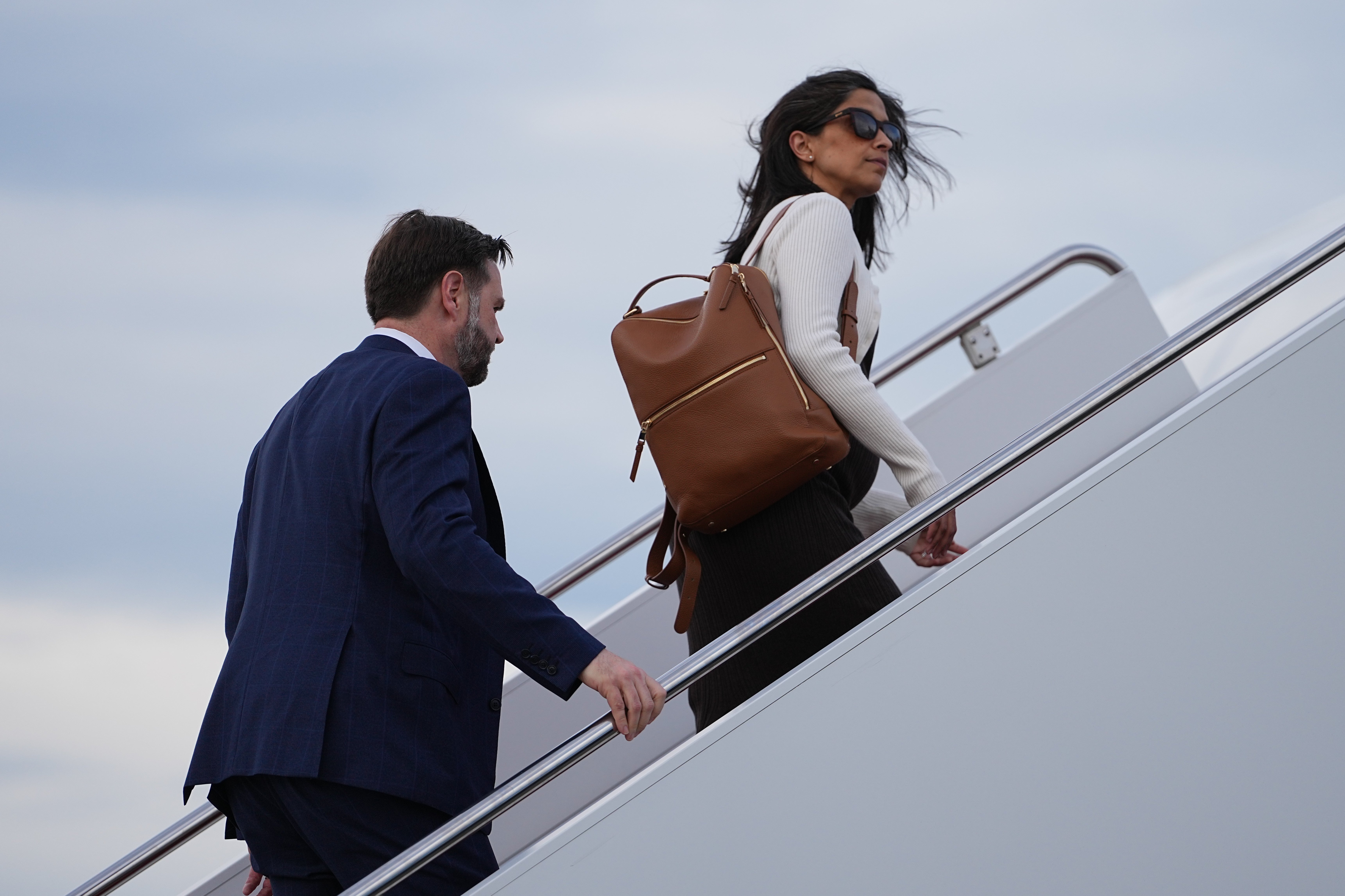 Según reportes, un agente afirmó que ni Mike Pence ni Kamala Harris hicieron solicitudes similares, después de que se pidiera trasladar al vicepresidente y a su hijo pequeño por Washington en el helicóptero Marine Two para una clase de golf