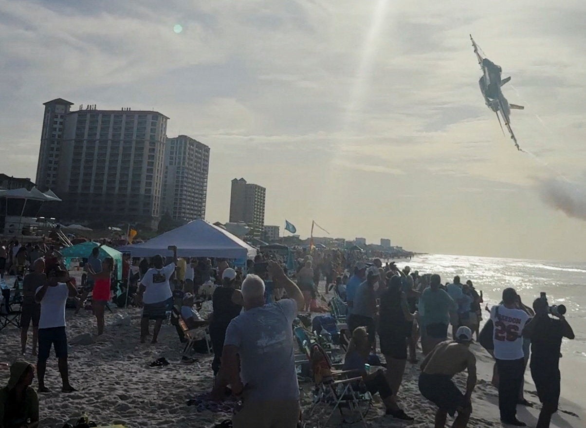 Los bañistas gritan mientras los Blue Angels de la Armada sobrevuelan la zona