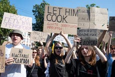 Manifestantes se concentran en Kiev mientras Zelenskyy trata de cesar al ministro de Defensa