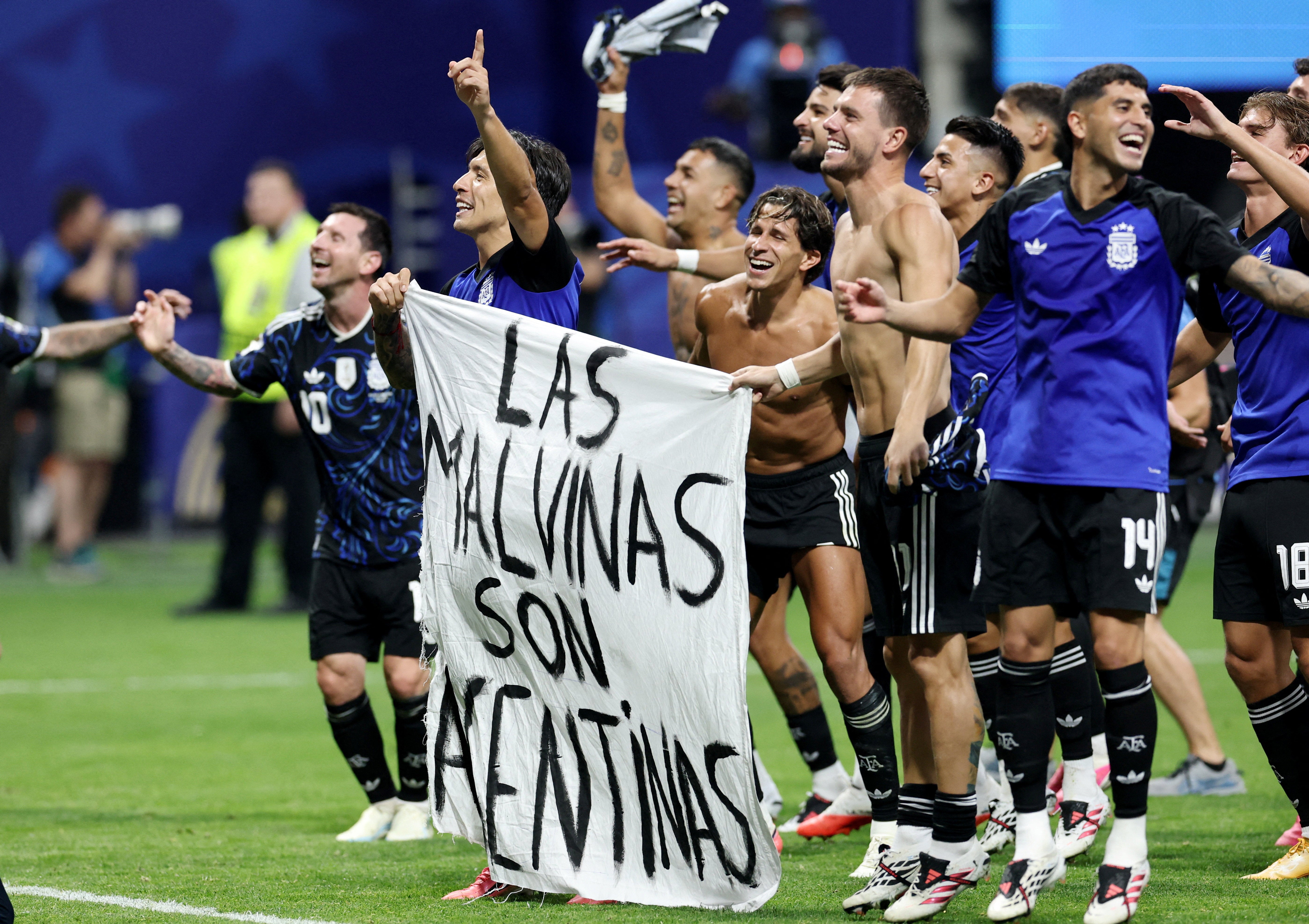 Algunos jugadores argentinos desplegaron una pancarta en la que se leía “Las Malvinas son argentinas”