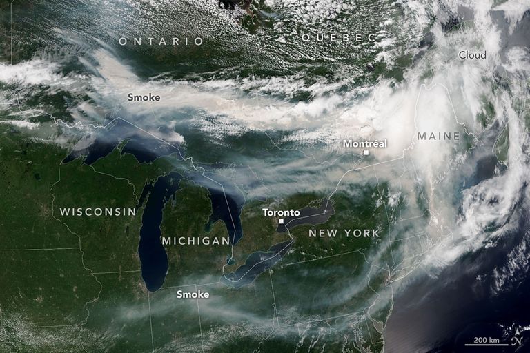 Imagen satelital de la NASA tomada el martes que muestra el humo de los incendios forestales de Canadá desplazándose hacia el este sobre Canadá y Estados Unidos