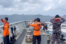 Continúa búsqueda de 24 personas tras naufragio frente a Indonesia; hay 1 muerto
