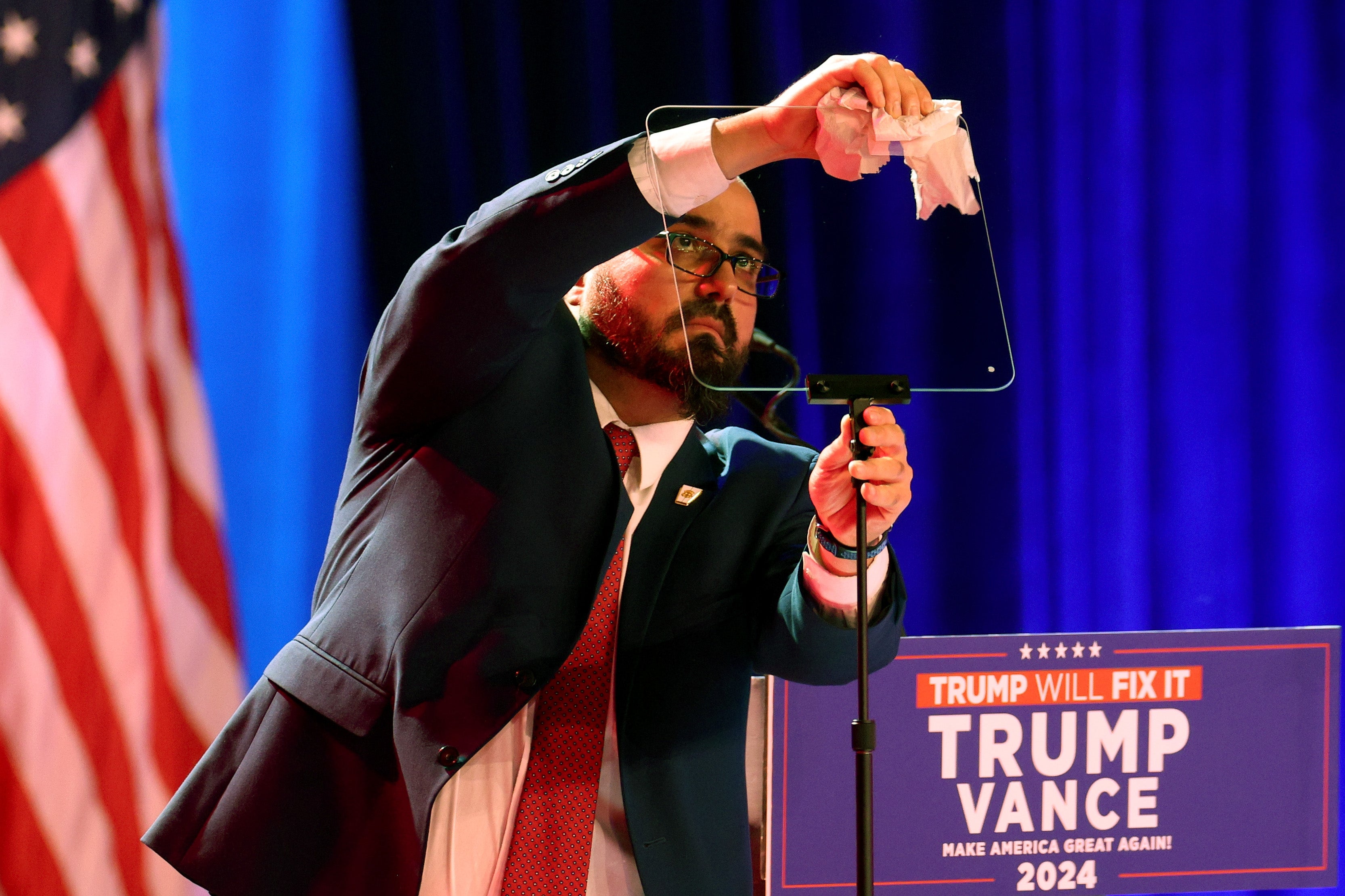 El operador del teleprónter que, según informes, está siendo investigado por apostar sobre los discursos de Donald Trump fue contratado por primera vez por la campaña del hoy presidente en 2016