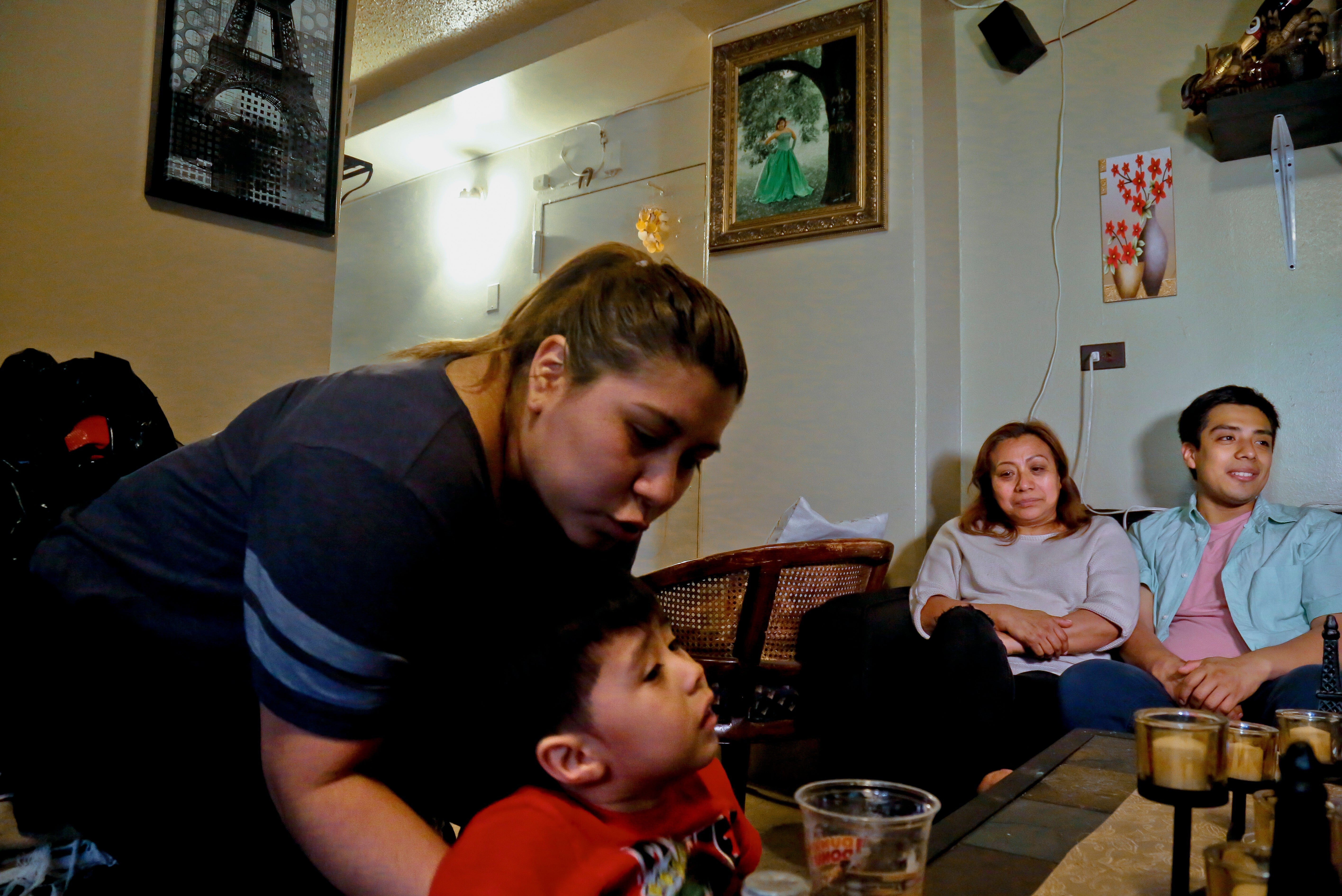 Gobierno de Trump revive norma que podría negar green cards a inmigrantes que pidan ayuda