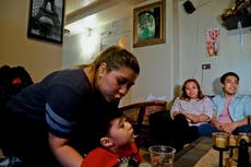 Gobierno de Trump revive norma que podría negar green cards a inmigrantes que pidan ayuda