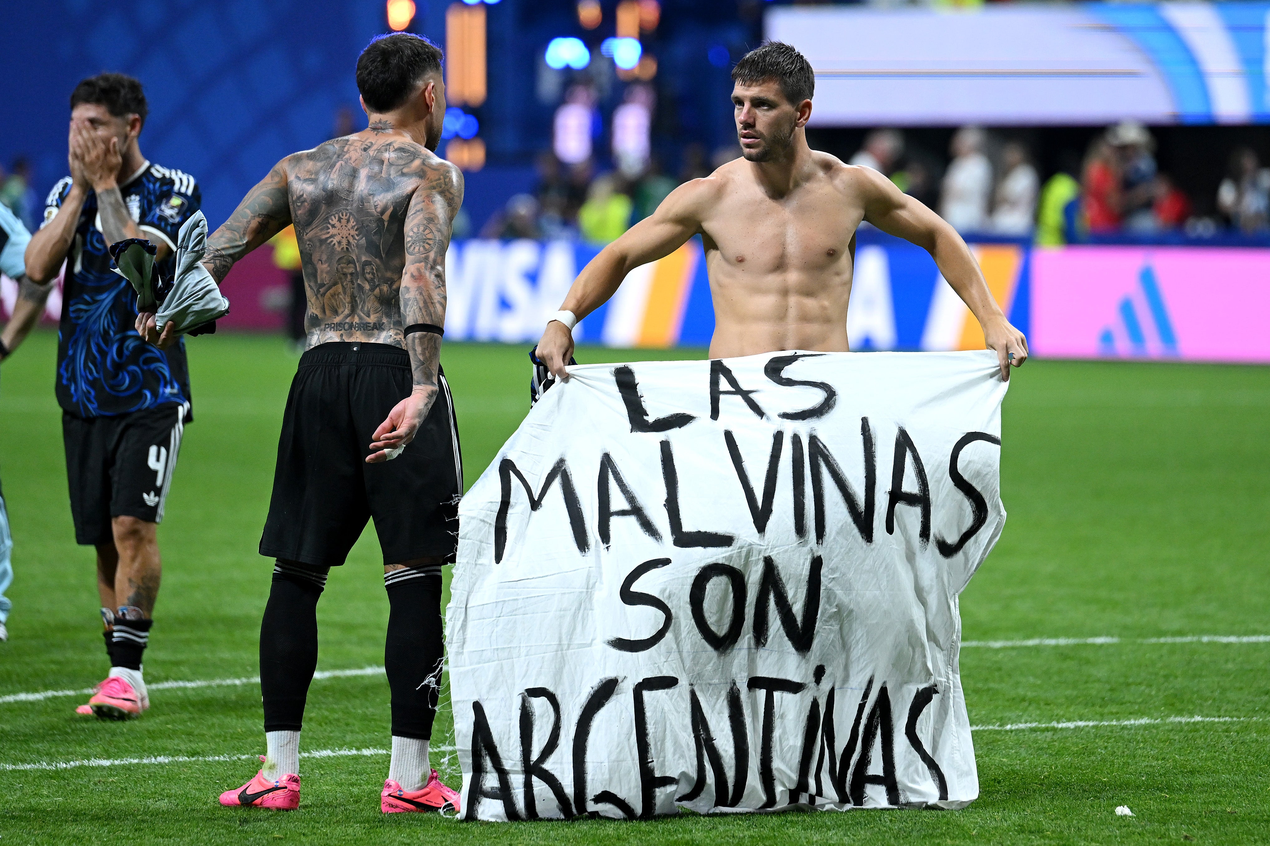 Giovani Lo Celso, número 11 de Argentina, sostiene una pancarta tras la victoria por 2-1 en el partido de semifinales de la Copa Mundial de la FIFA 2026 entre Inglaterra y Argentina, disputado en el Estadio de Atlanta el 15 de julio de 2026 en Atlanta, Georgia. La pancarta hace referencia al territorio británico de ultramar de las Islas Malvinas, ubicadas frente a la costa de Argentina. Argentina cuestiona la soberanía británica sobre las islas y se refiere a ellas como las Malvinas