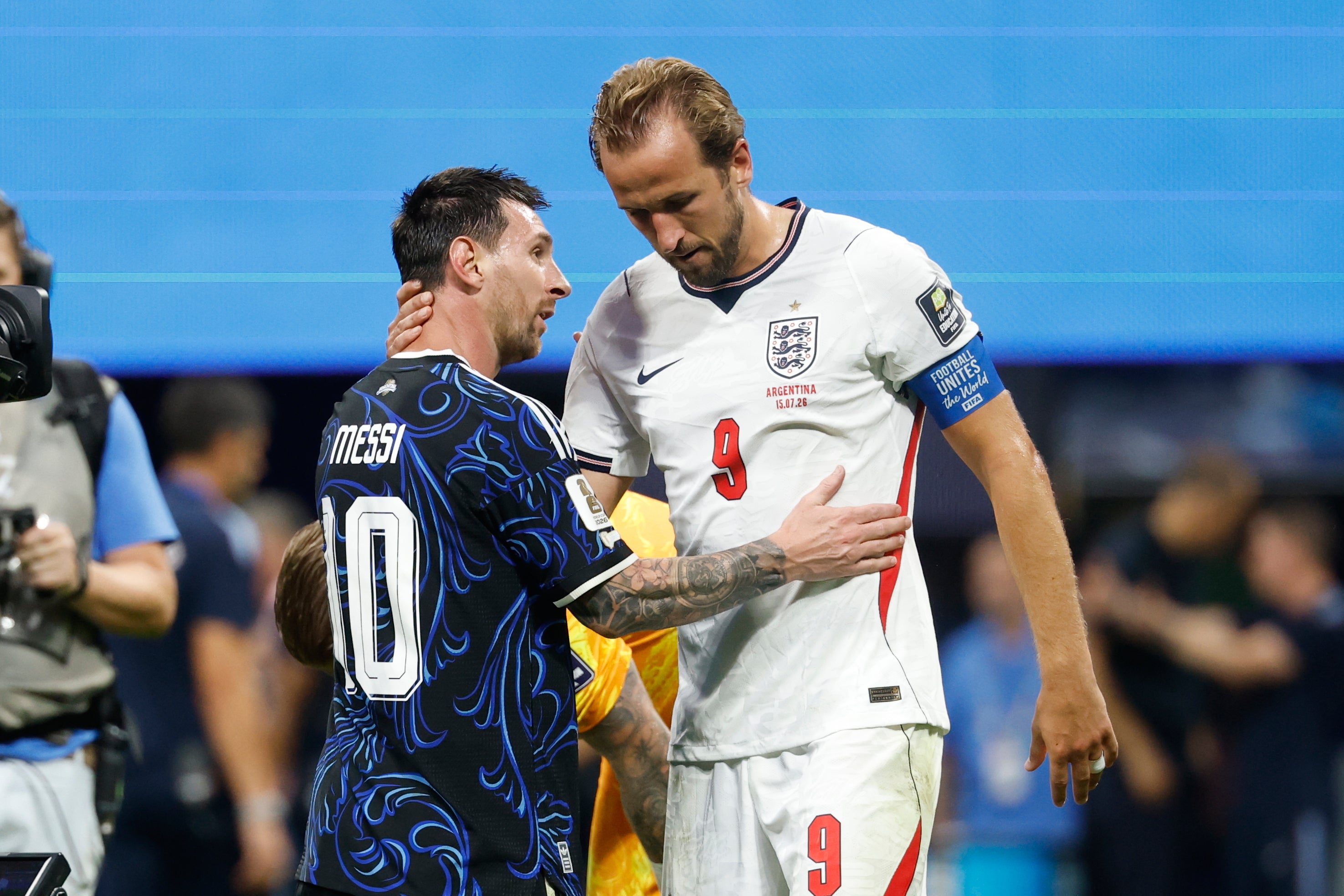 Foto extraordinaria: Messi y Kane se abrazan tras semifinal del Mundial