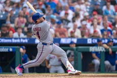 Francisco Álvarez pega 2 jonrones y Mets vencen 4-1 a Filis bajo un cielo con humo