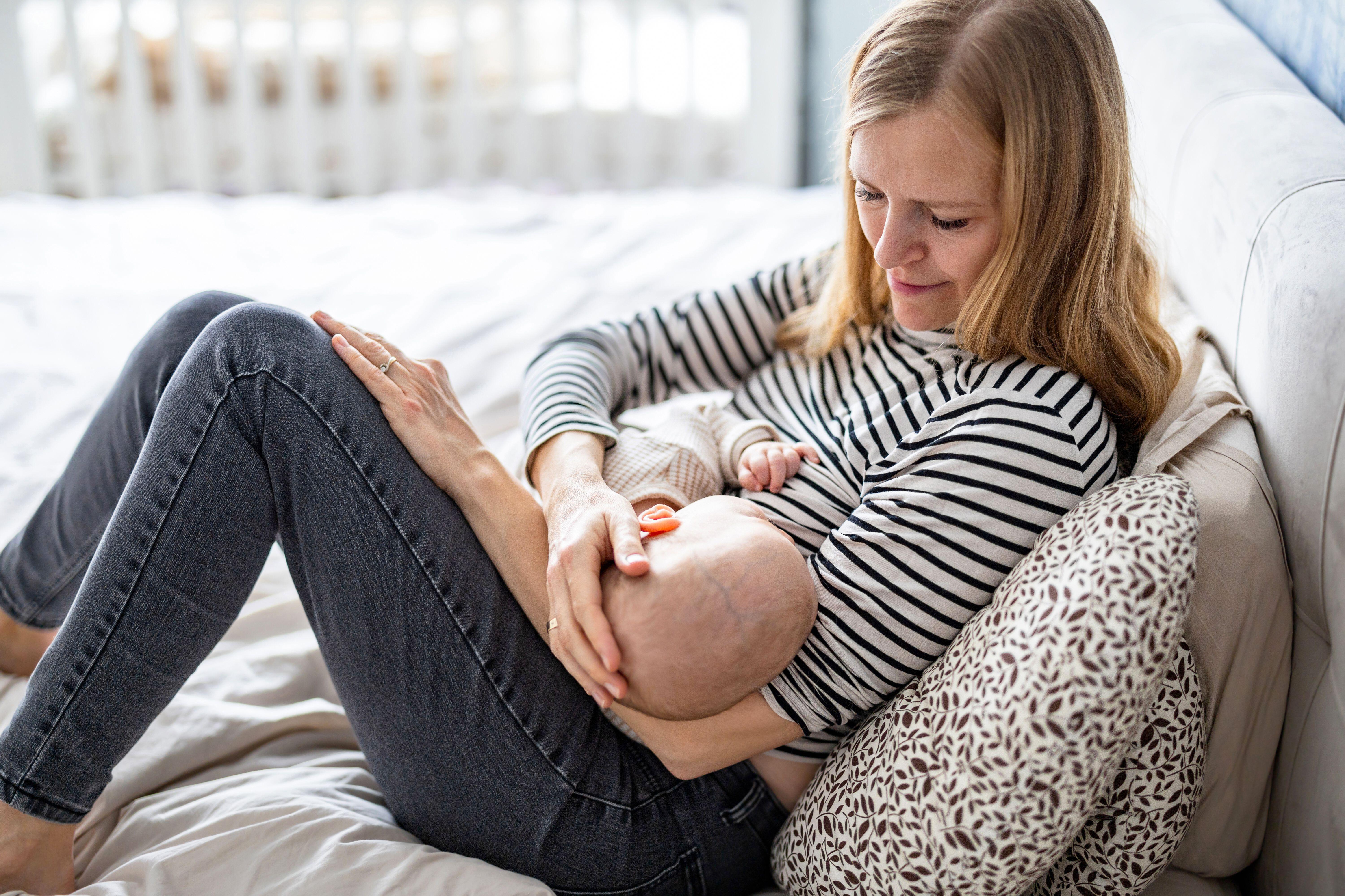 <p>Muchas madres dedican varias horas al día a la lactancia y al cuidado de la alimentación de sus bebés  </p>