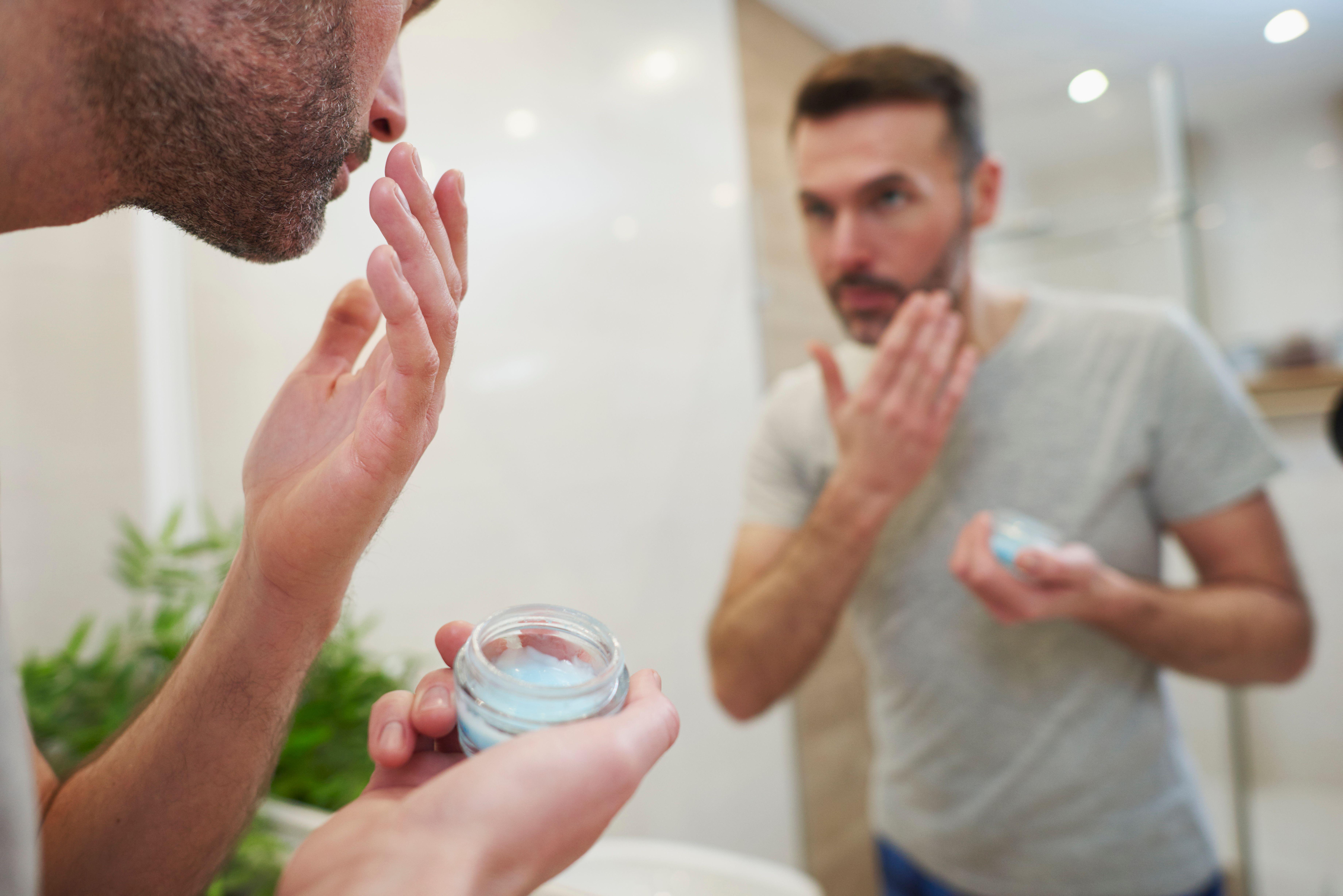 Busca productos con componentes humectantes, como la glicerina o el ácido hialurónico