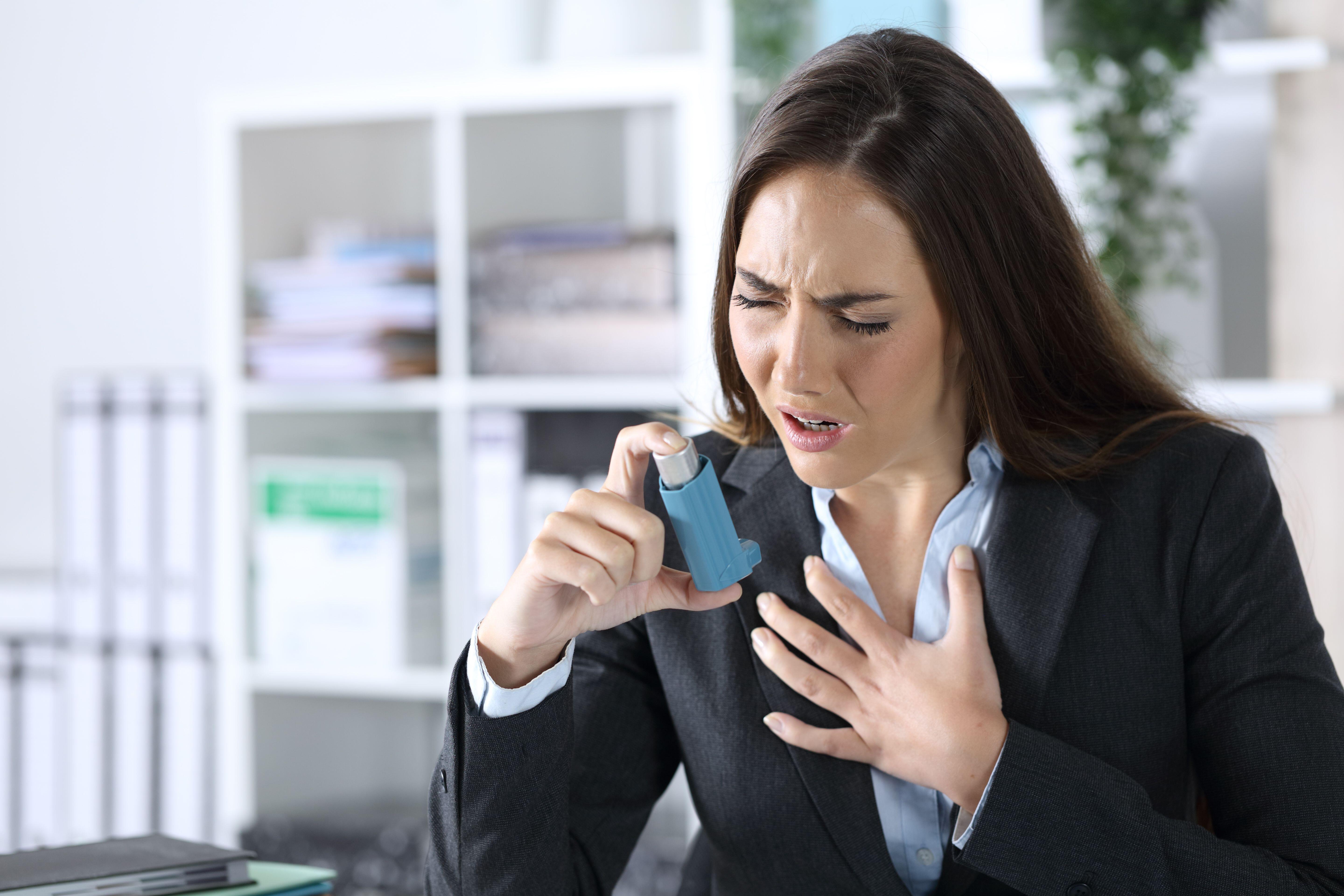 Los aparatos de aire acondicionado que no se mantienen adecuadamente pueden aumentar la circulación de polvo, polen y moho, lo que puede irritar los pulmones