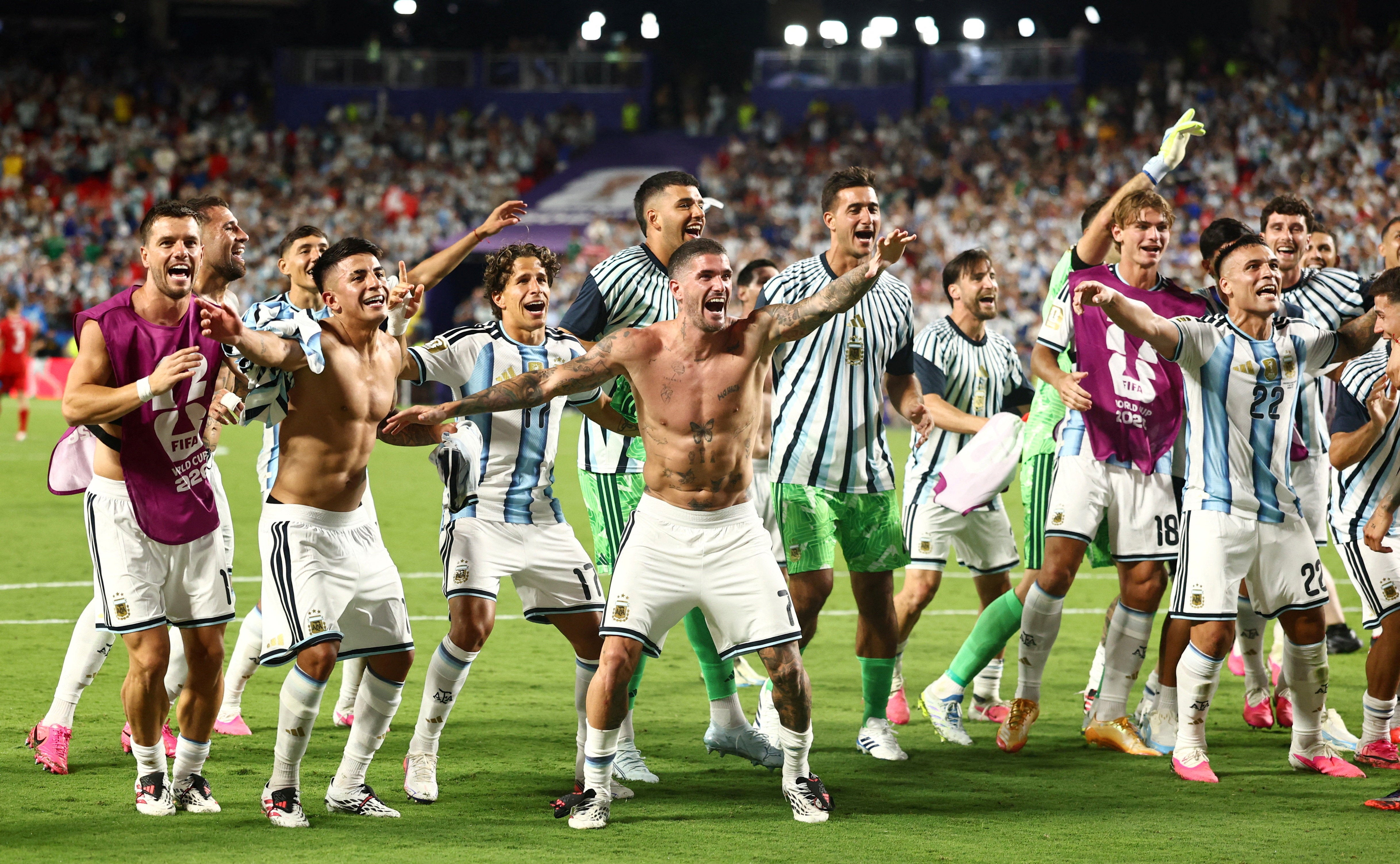 Los jugadores argentinos celebran tras la victoria por 3-1 en el partido de cuartos de final de la Copa Mundial de la FIFA 2026 entre Argentina y Suiza, disputado en el Kansas City Stadium el 11 de julio de 2026 en Kansas City, Misuri