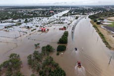 Equipos realizan más rescates en Texas tras días de lluvias intensas
