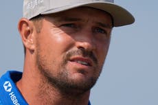 DeChambeau recibe penalización de 2 golpes en dramático fallo nocturno del Abierto Británico