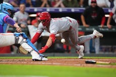 El jonrón dentro del parque de Spencer Steer impulsa triunfo de Rojos 7-2 ante Rockies