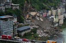 Rescatistas buscan sobrevivientes bajo la lluvia tras deslave con 8 muertos en China